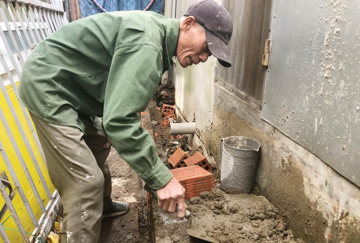 Thợ hồ đổ mồ hôi kiếm “Tết”