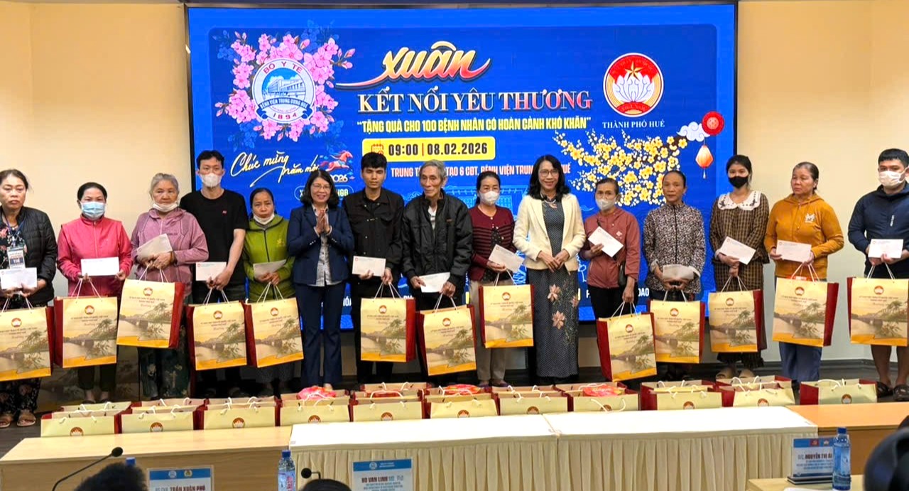 Trao 150 suất quà Tết cho bệnh nhân và gia đình chính sách