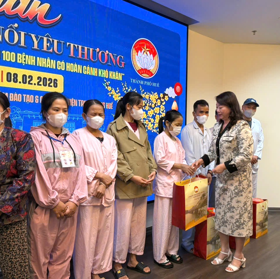 Trao 150 suất quà Tết cho bệnh nhân và gia đình chính sách