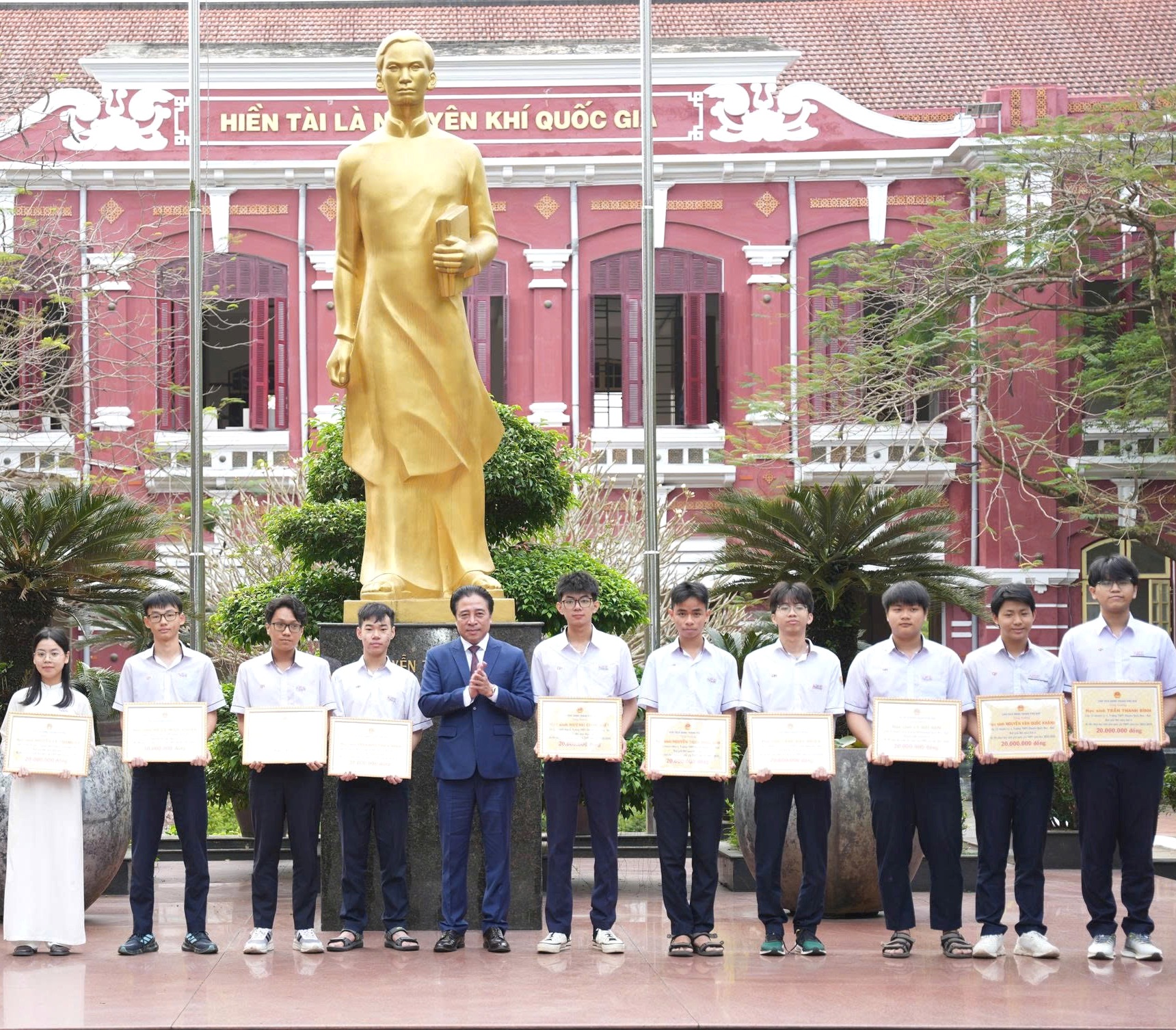 Khen thưởng học sinh đoạt thành tích cao tại Kỳ thi chọn học sinh giỏi quốc gia