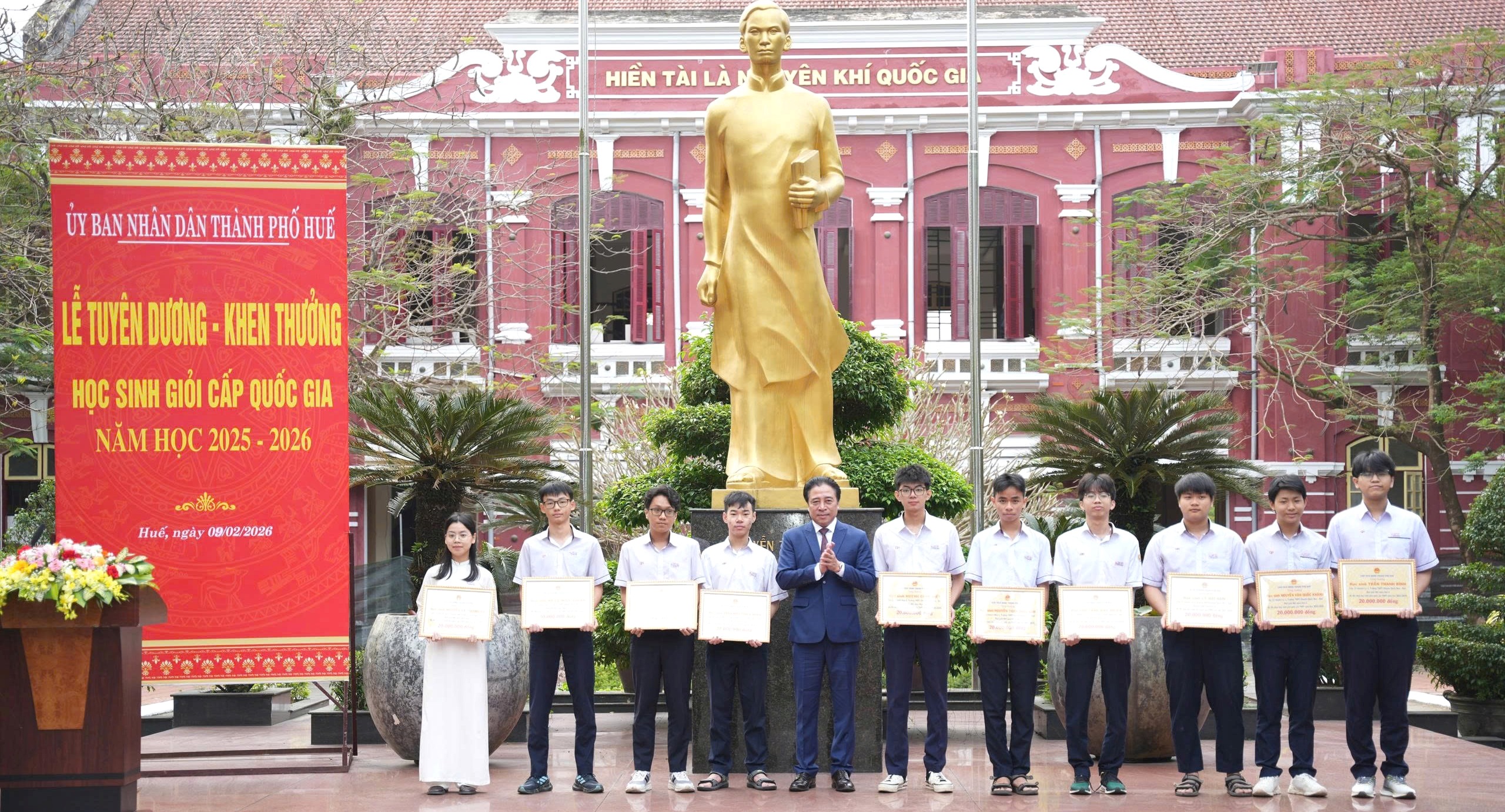 Khen thưởng học sinh đoạt thành tích cao tại Kỳ thi chọn học sinh giỏi quốc gia