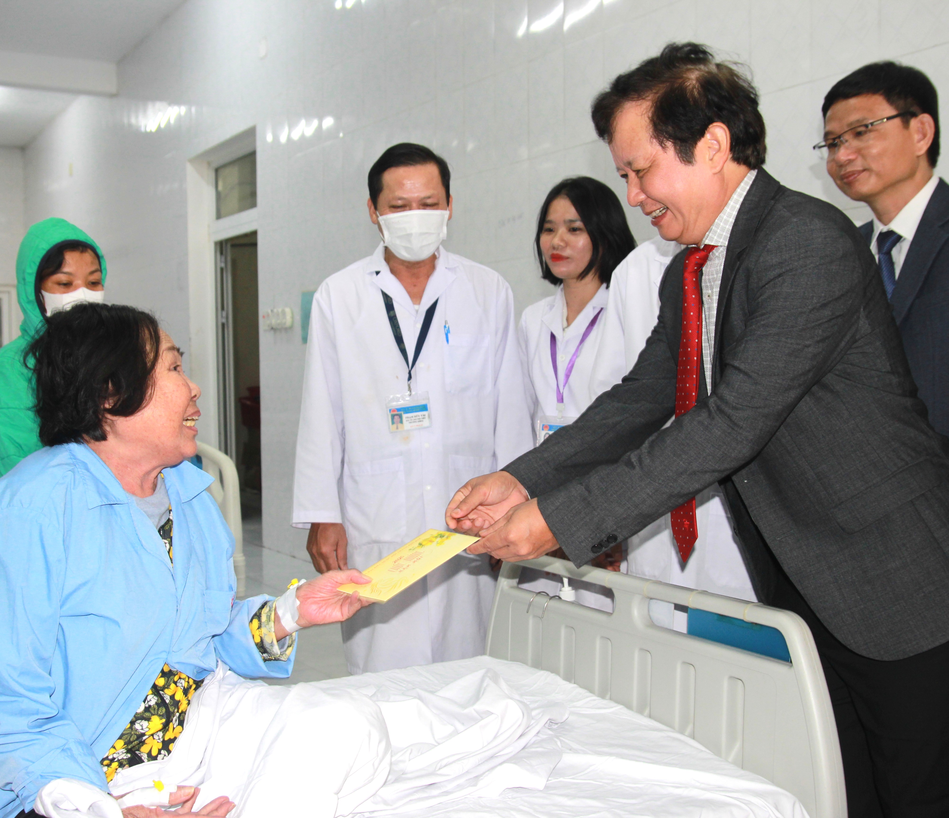 Lãnh đạo thành phố và các tổ chức tôn giáo thăm, tặng quà Tết