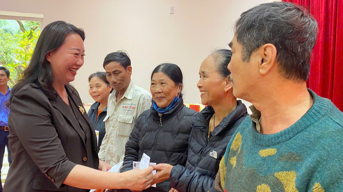 Trao gần 290 suất quà Tết cho người dân khó khăn của xã Phú Lộc