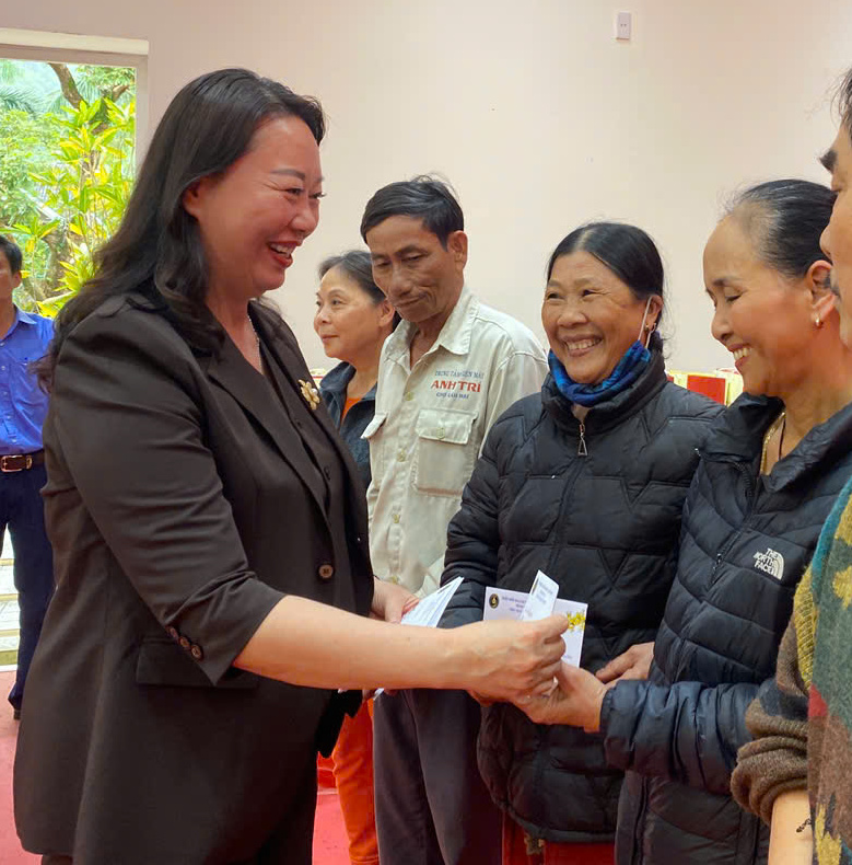 Trao gần 290 suất quà Tết cho người dân khó khăn của xã Phú Lộc