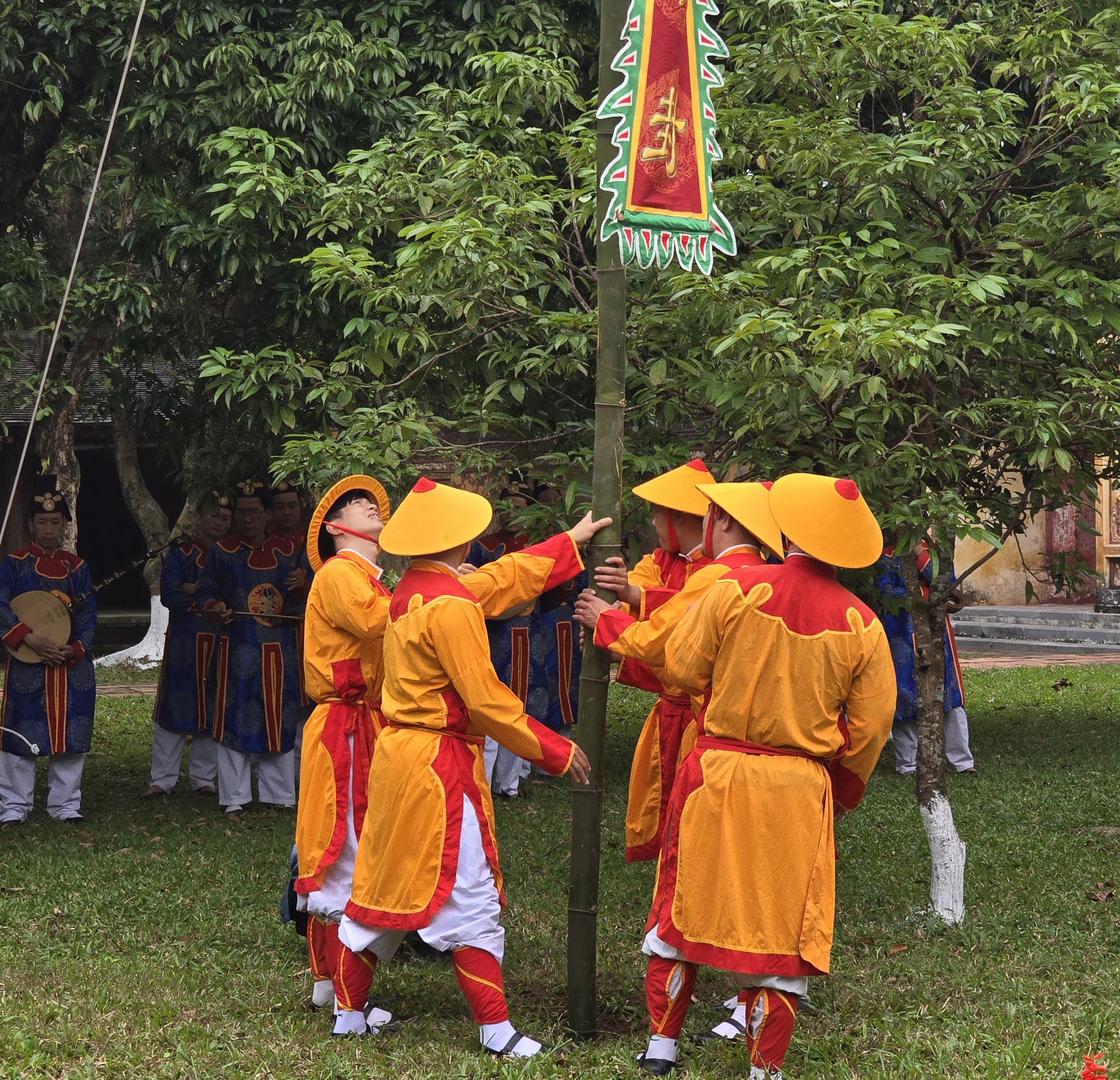Dựng nêu đón Tết Nguyên đán ở Hoàng cung