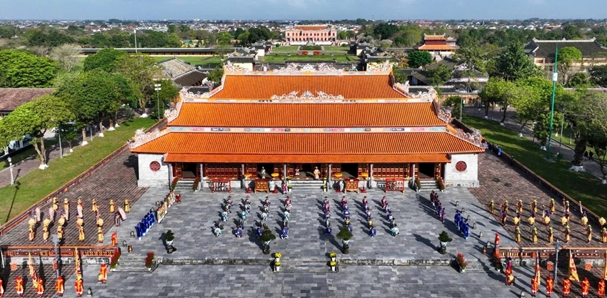 Du khách thích thú xem tái hiện lễ thiết triều Nguyên đán