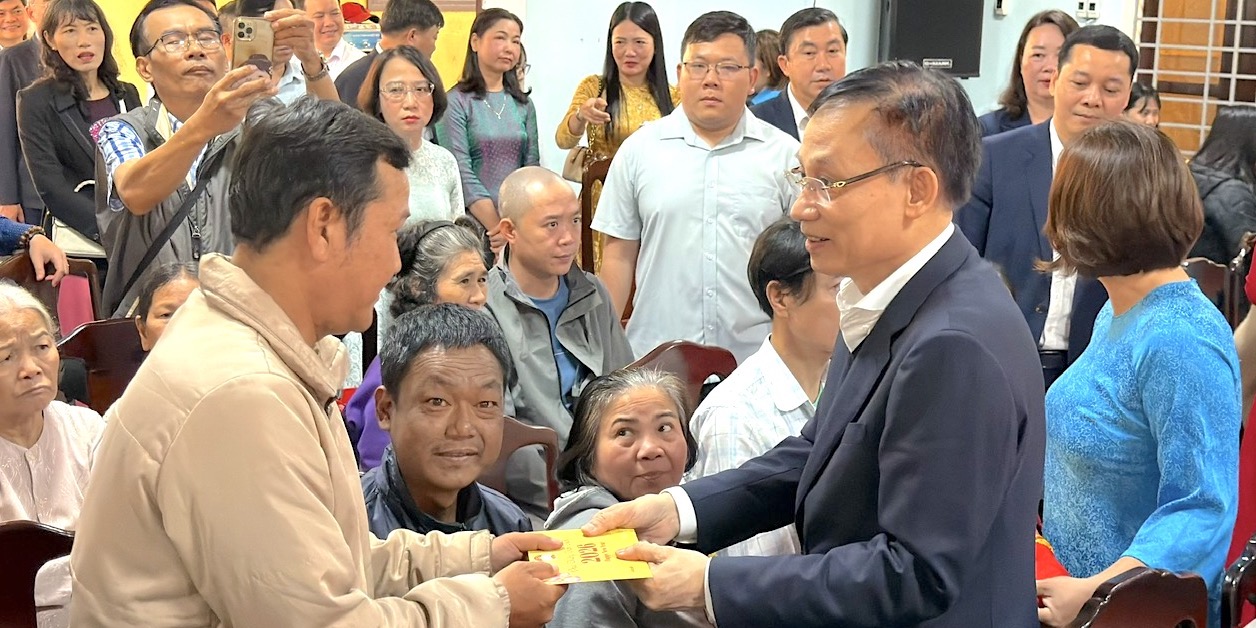 Lãnh đạo Trung ương, thành phố Huế thăm hỏi, chúc Tết các đối tượng chính sách, các vị chức sắc Phật giáo