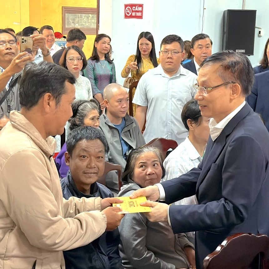 Lãnh đạo Trung ương, thành phố Huế thăm hỏi, chúc Tết các đối tượng chính sách, các vị chức sắc Phật giáo