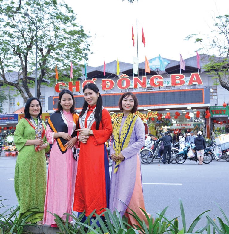 Đến Đông Ba chụp ảnh xuân