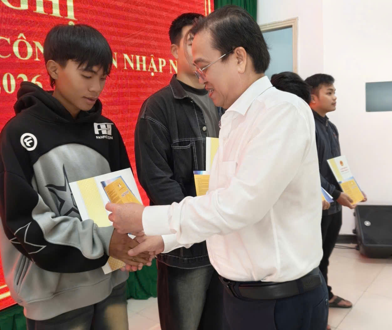 Gặp mặt quân nhân xuất ngũ, động viên thanh niên chuẩn bị nhập ngũ