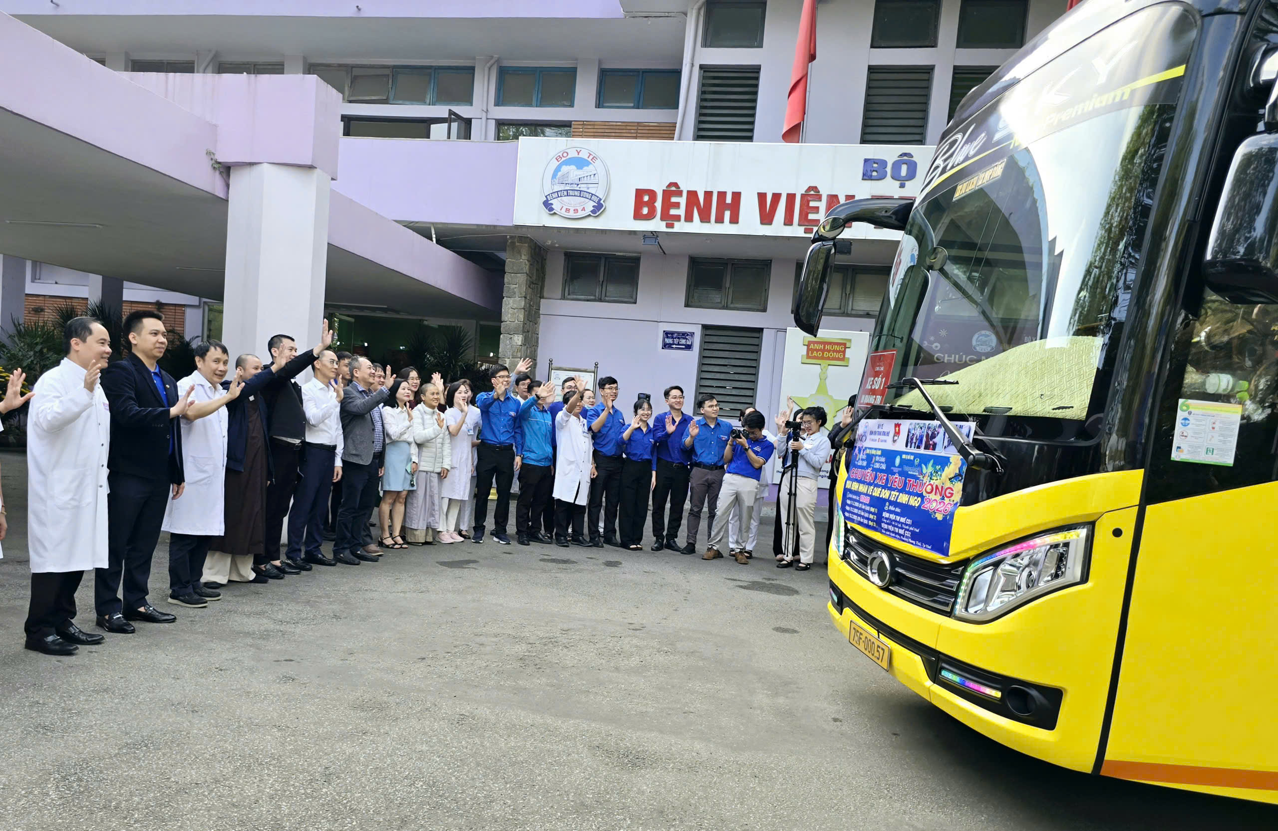 “Chuyến xe yêu thương” đưa hơn 120 bệnh nhân về quê đón Tết