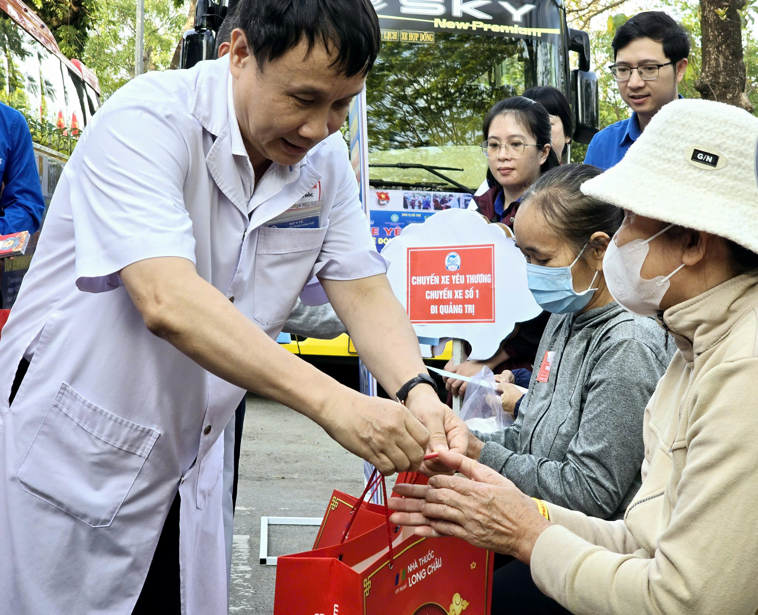 “Chuyến xe yêu thương” đưa hơn 120 bệnh nhân về quê đón Tết