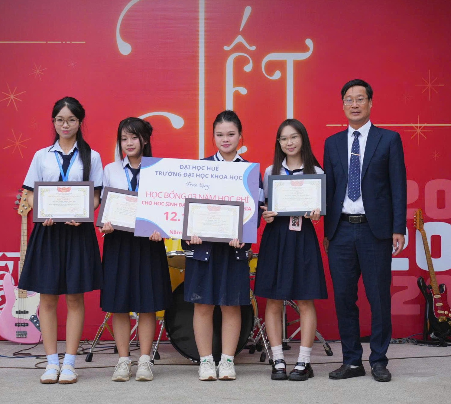 Trường THPT Chuyên Khoa học Huế 

Trao học bổng cho học sinh đạt thành tích cao