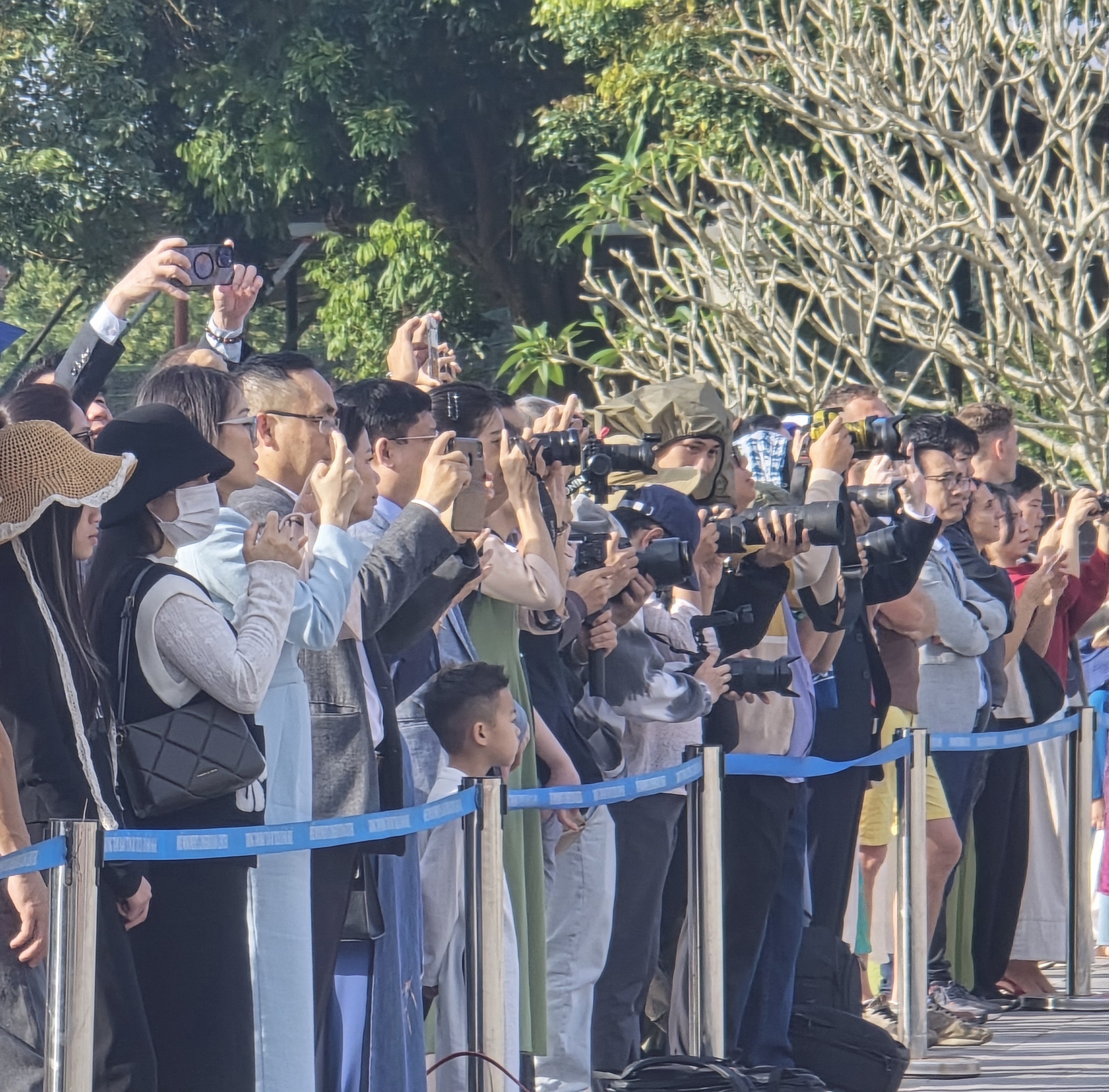 Du khách thích thú xem tái hiện lễ thiết triều Nguyên đán