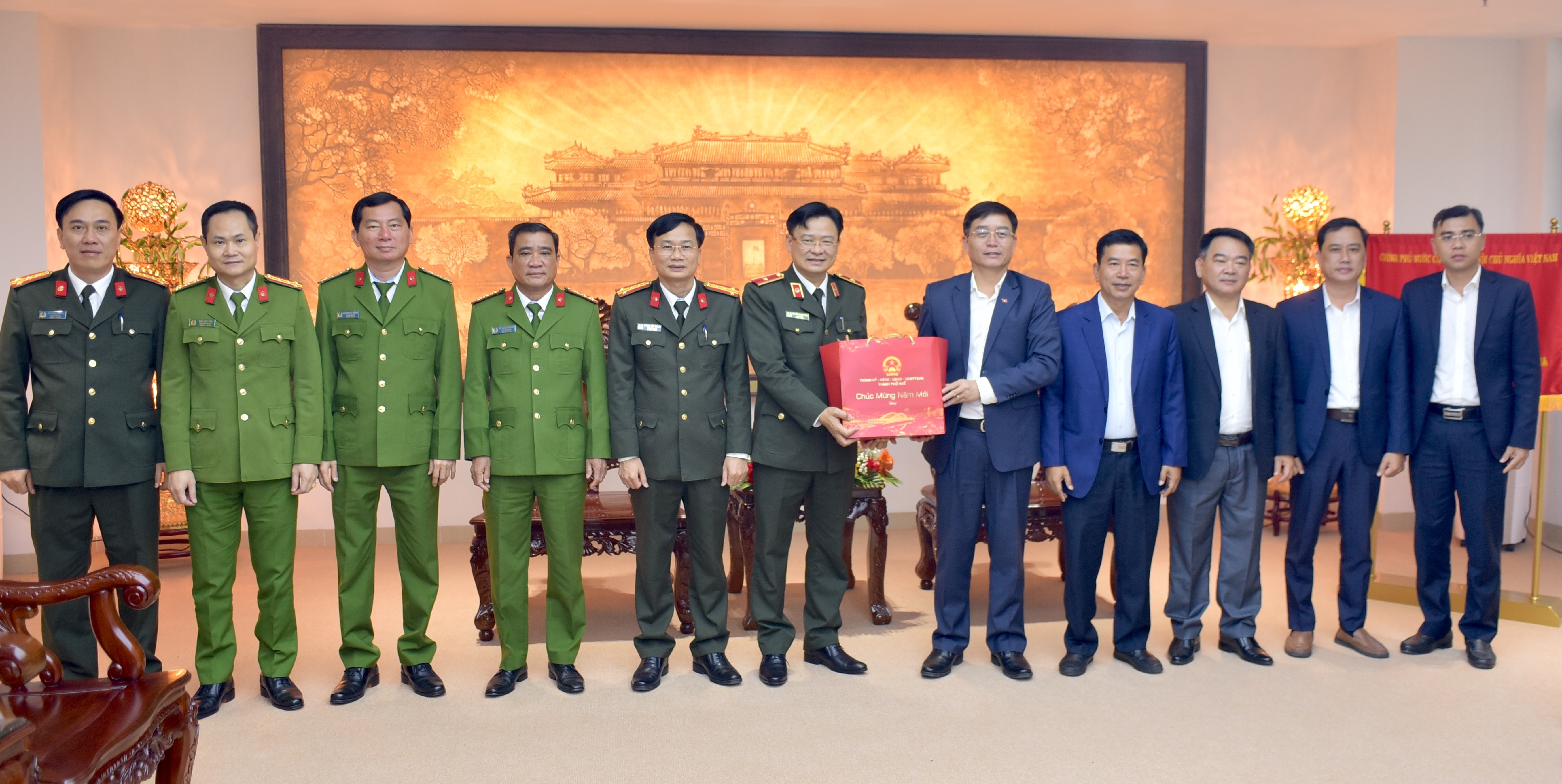 Lãnh đạo thành phố thăm và chúc Tết lực lượng vũ trang, y tế