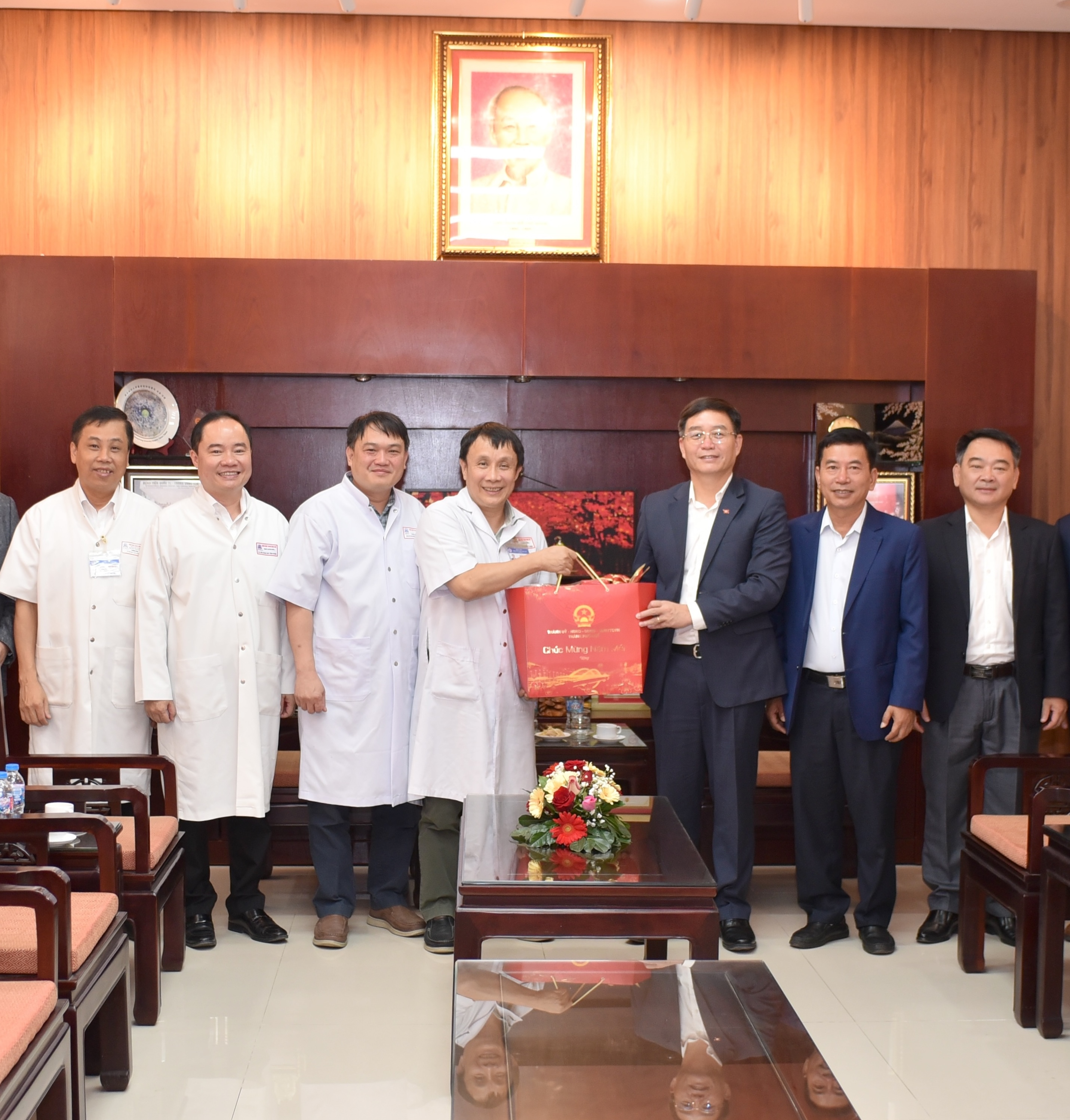 Lãnh đạo thành phố thăm và chúc Tết lực lượng vũ trang, y tế