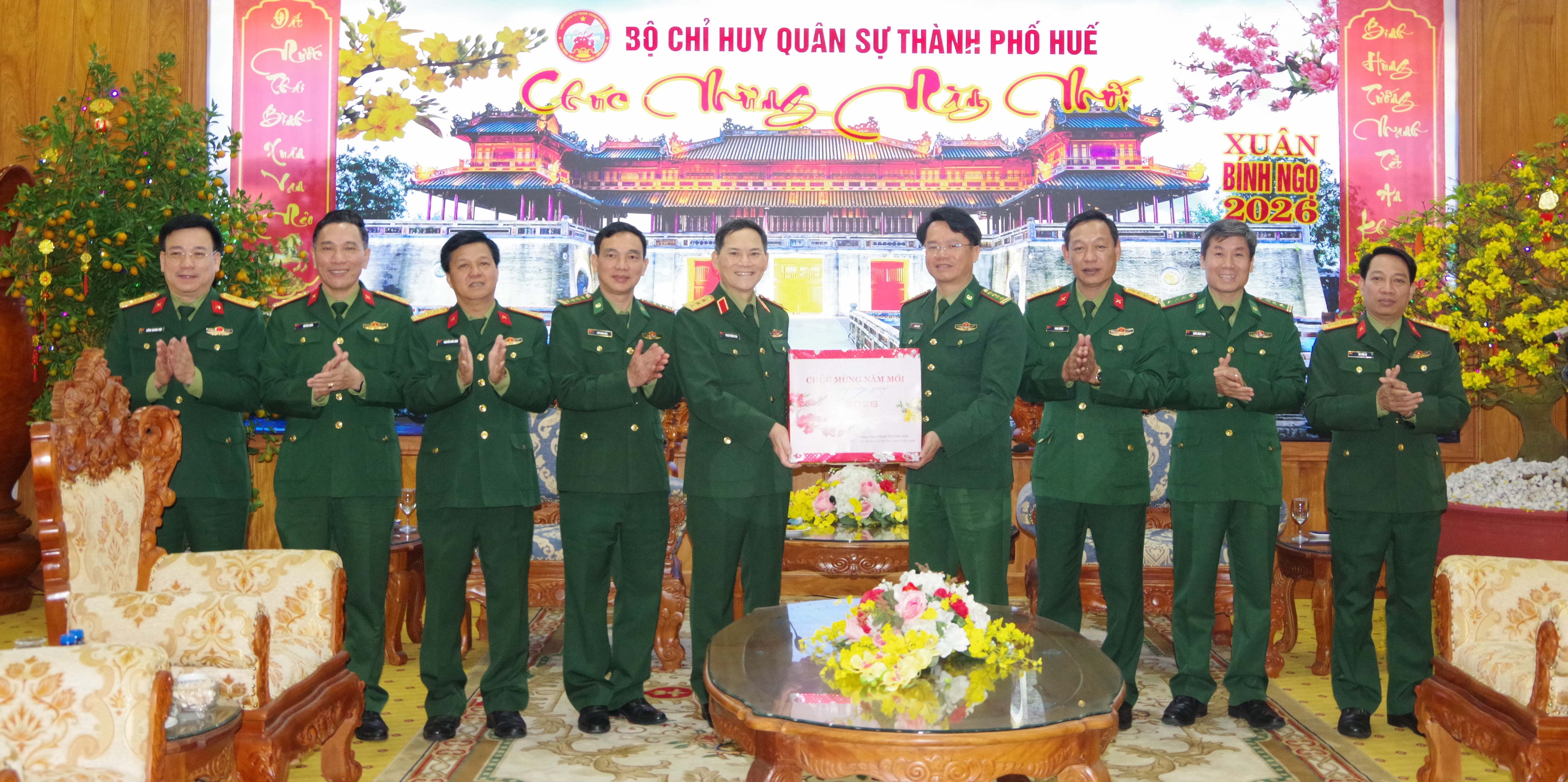 Lãnh đạo Quân đội, thành phố, các tổ chức xã hội chúc Tết các đơn vị và tặng quà gia đình khó khăn