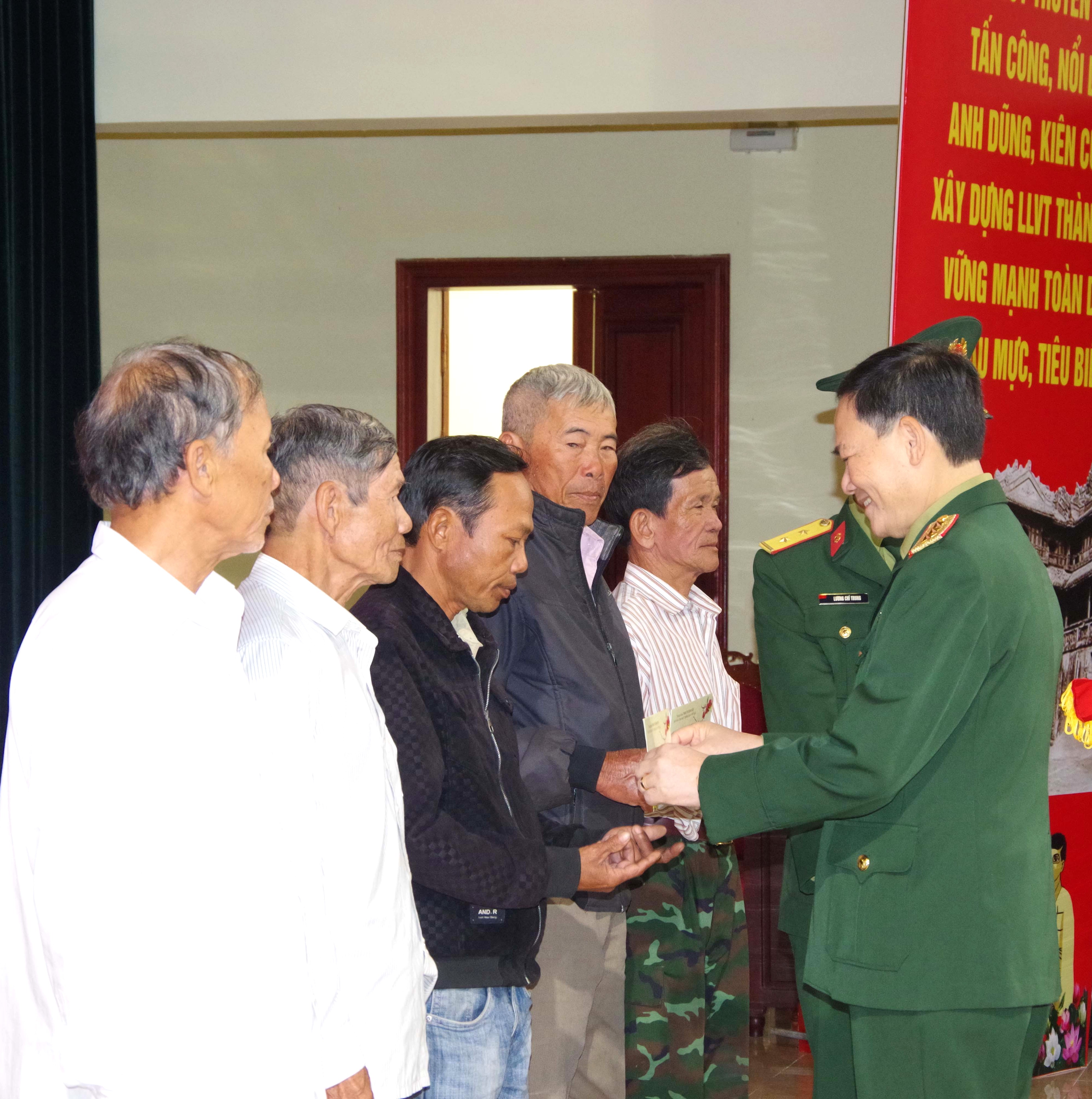 Lãnh đạo Quân đội, thành phố, các tổ chức xã hội chúc Tết các đơn vị và tặng quà gia đình khó khăn