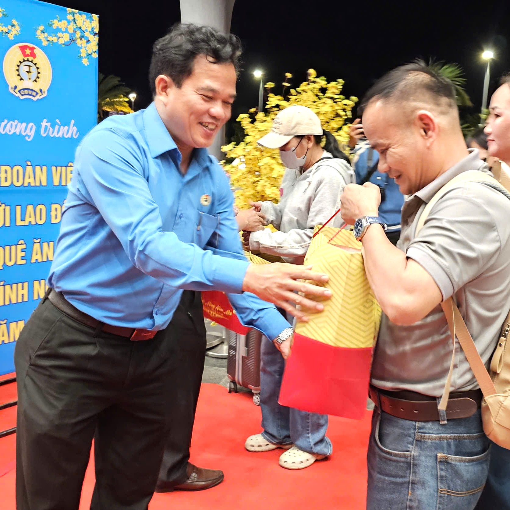 Tặng quà cho người lao động về quê ăn Tết tại sân bay