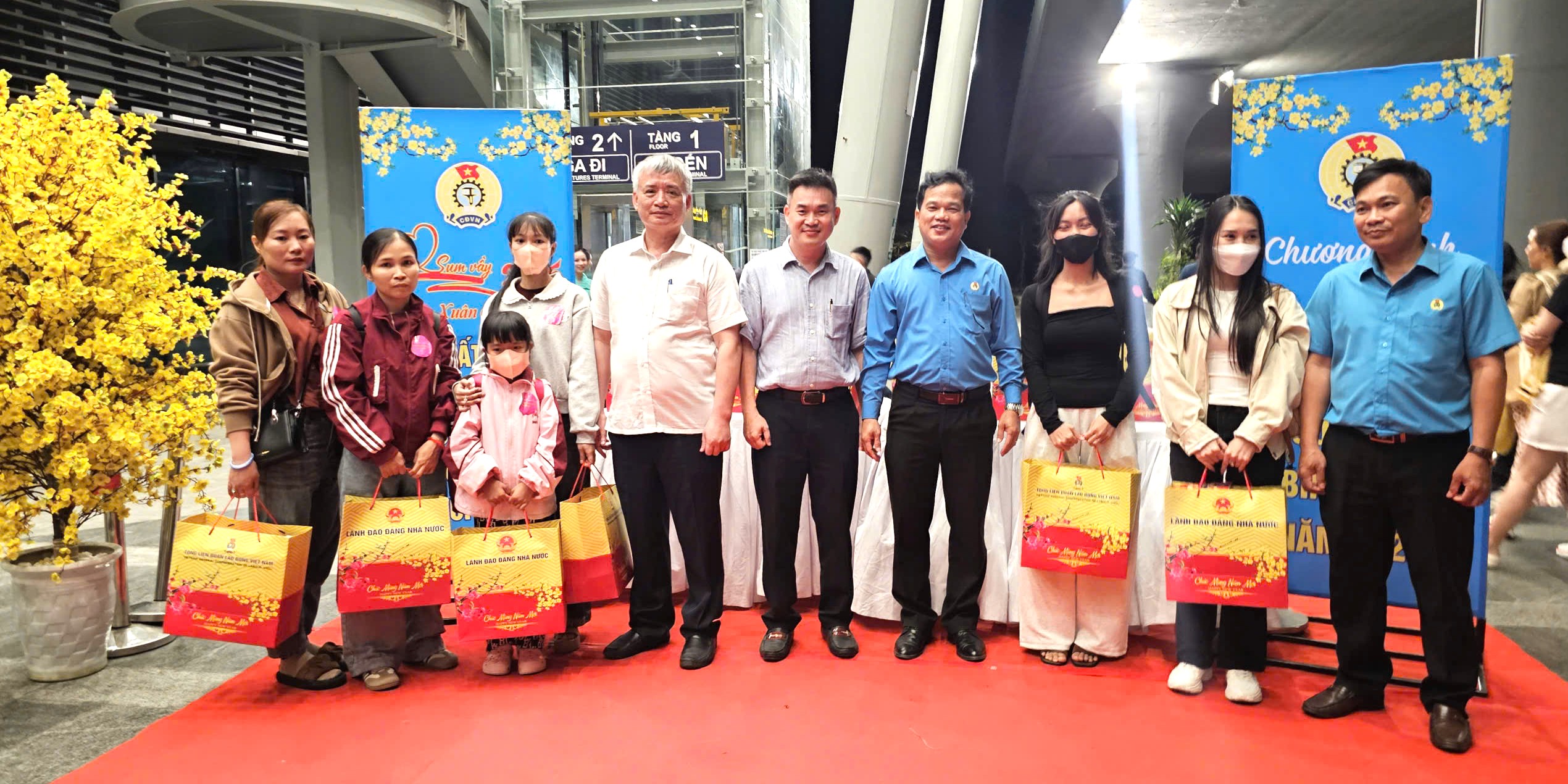 Tặng quà cho người lao động về quê ăn Tết tại sân bay