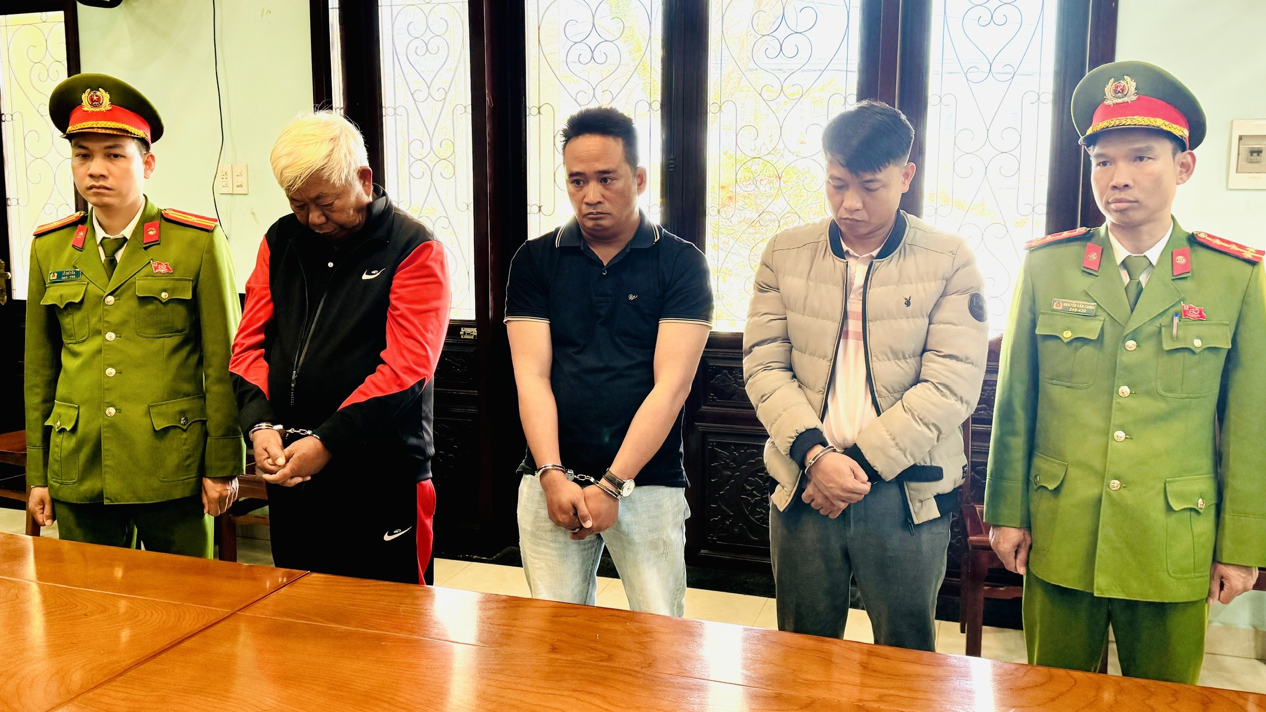 Bắt tạm giam 3 đối tượng khai thác vượt diện tích cấp phép mỏ cao lanh