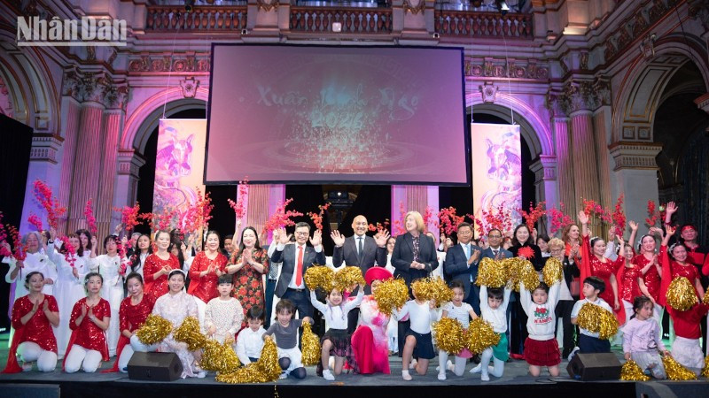 Vui đón tết Nguyên đán Bính Ngọ 2026 tại Tòa thị chính Paris