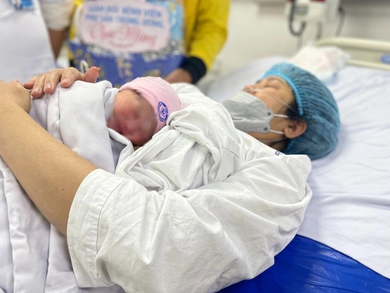 Bổ sung chính sách hỗ trợ, khuyến khích phụ nữ sinh đủ hai con trước 35 tuổi