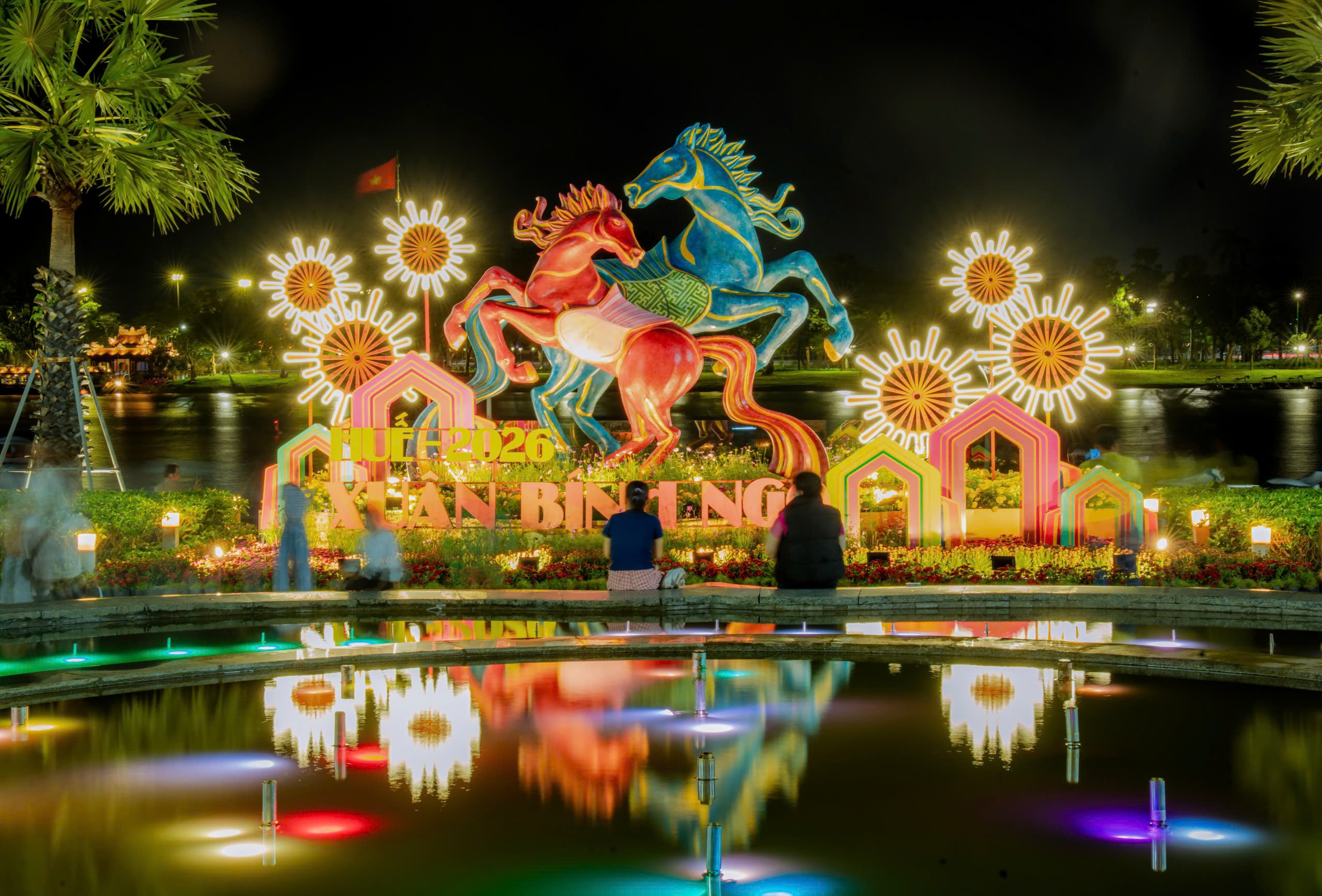 Không gian đường hoa hút hồn người du Xuân