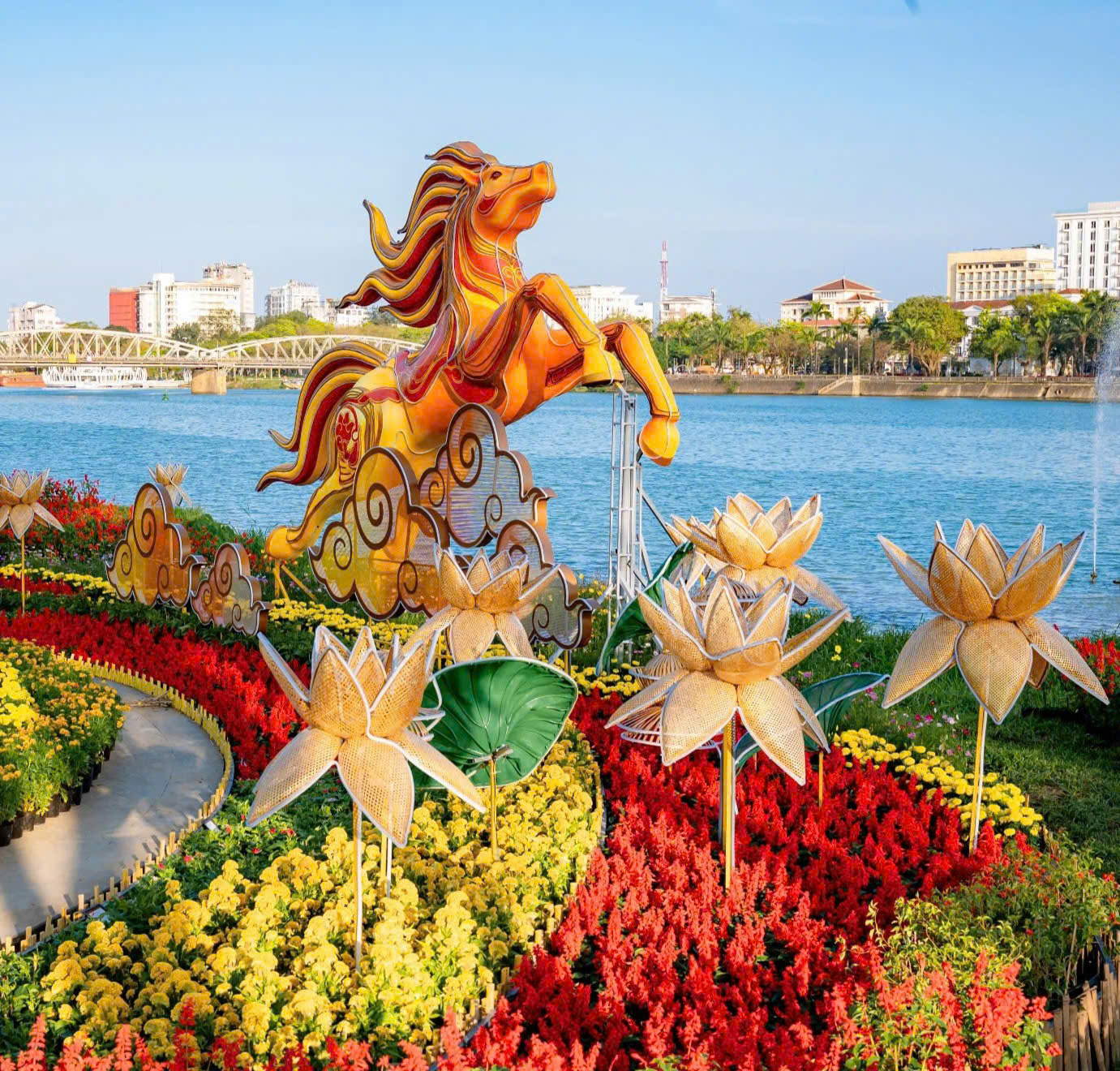 Không gian đường hoa hút hồn người du Xuân