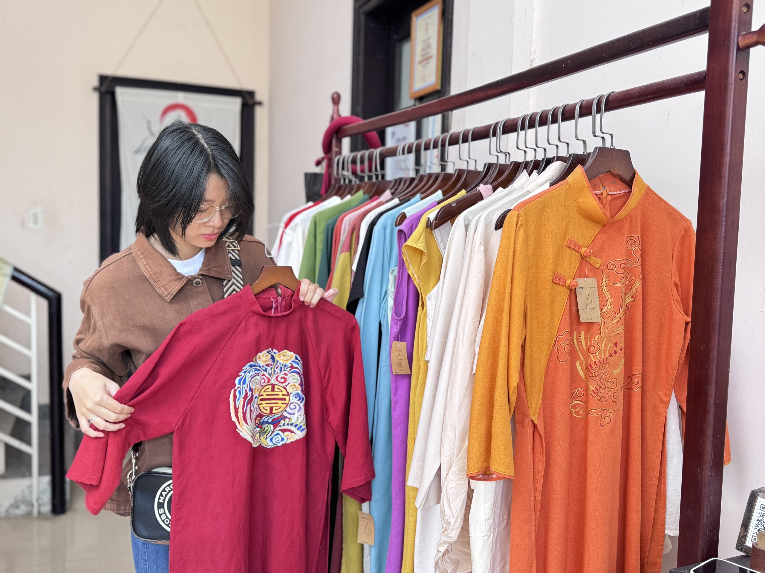 Nhà thiết kế trẻ “thổi hồn” di sản vào áo dài