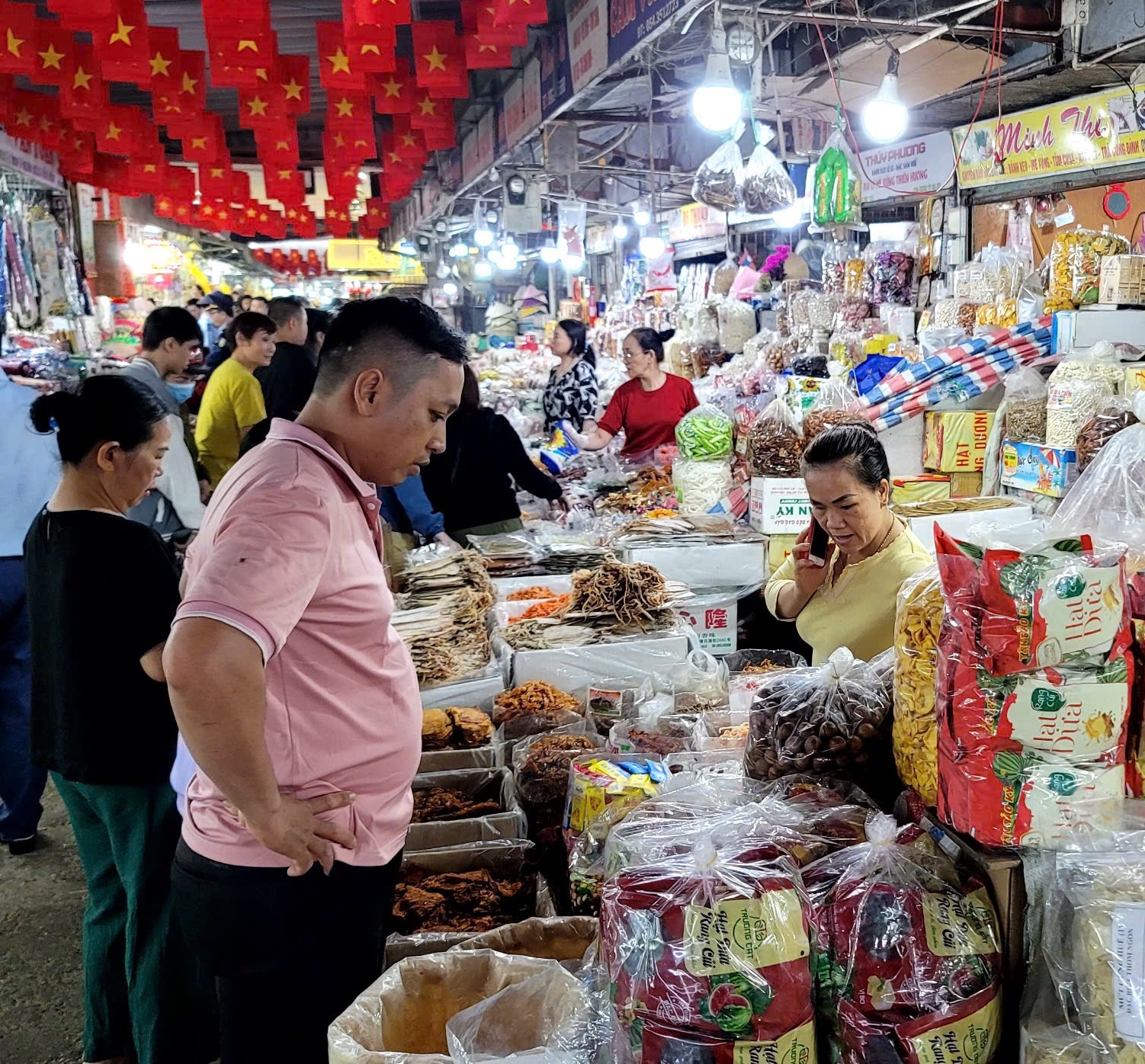 Hàng hóa vào dịp cận tết tăng nhẹ