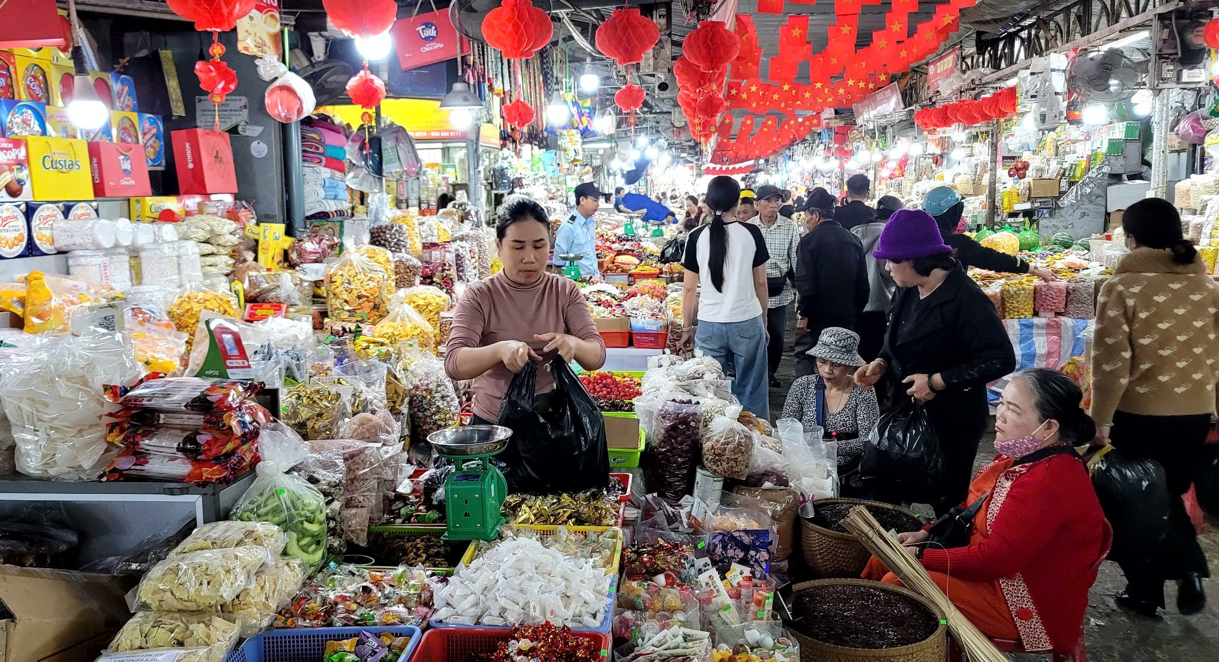 Hàng hóa vào dịp cận tết tăng nhẹ