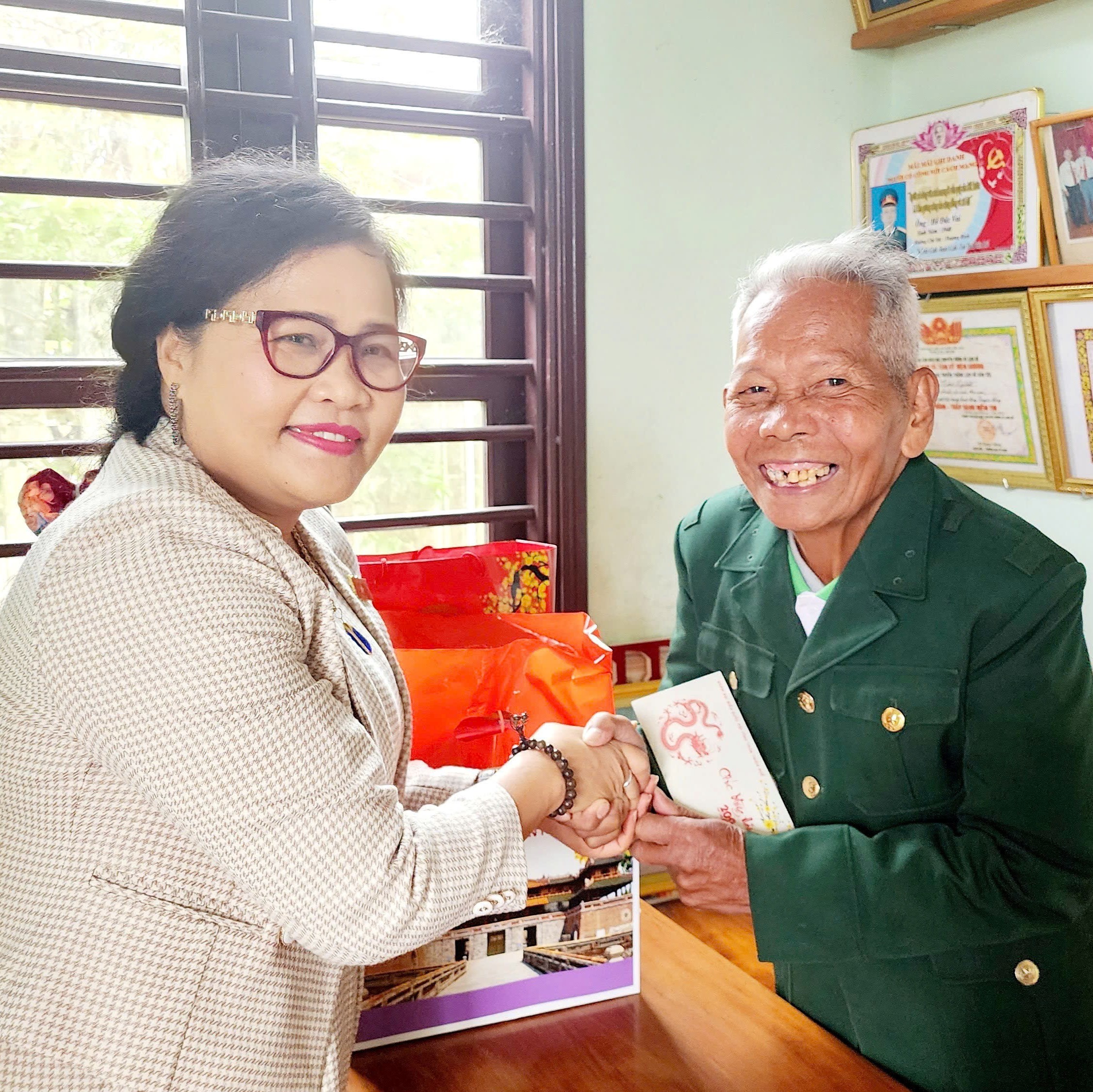 Tiếc nhớ một người anh hùng