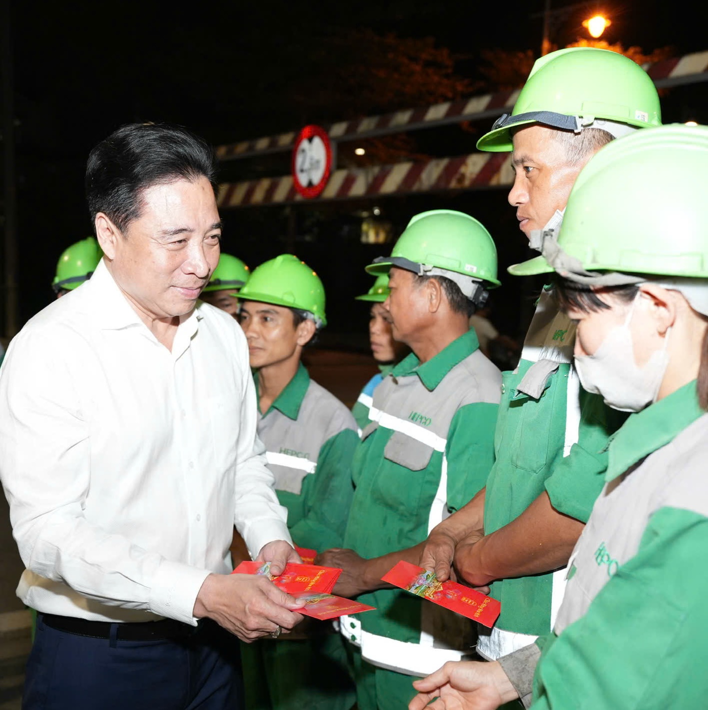 Lãnh đạo thành phố thăm, chúc Tết các đơn vị trước thời khắc Giao thừa