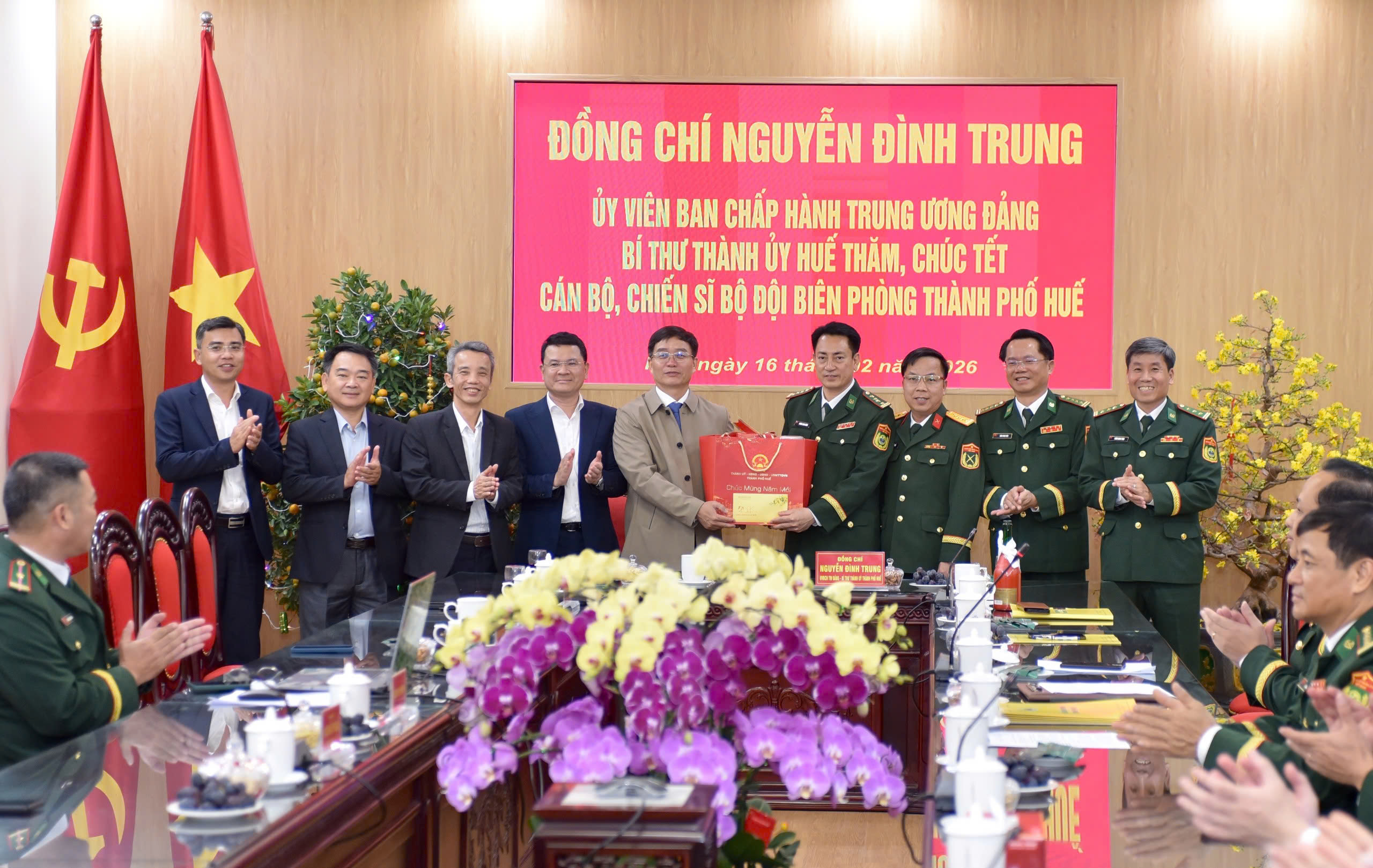 Lãnh đạo thành phố thăm, chúc Tết các đơn vị trước thời khắc Giao thừa