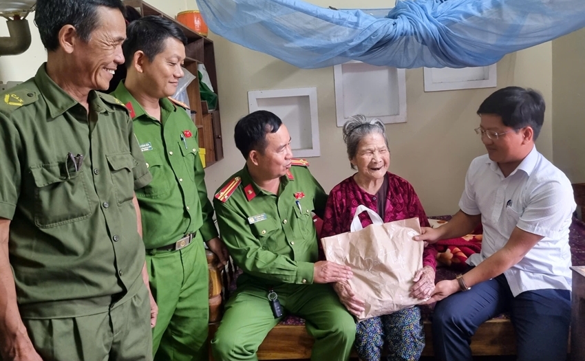 Bữa cơm tất niên sum vầy với Mẹ