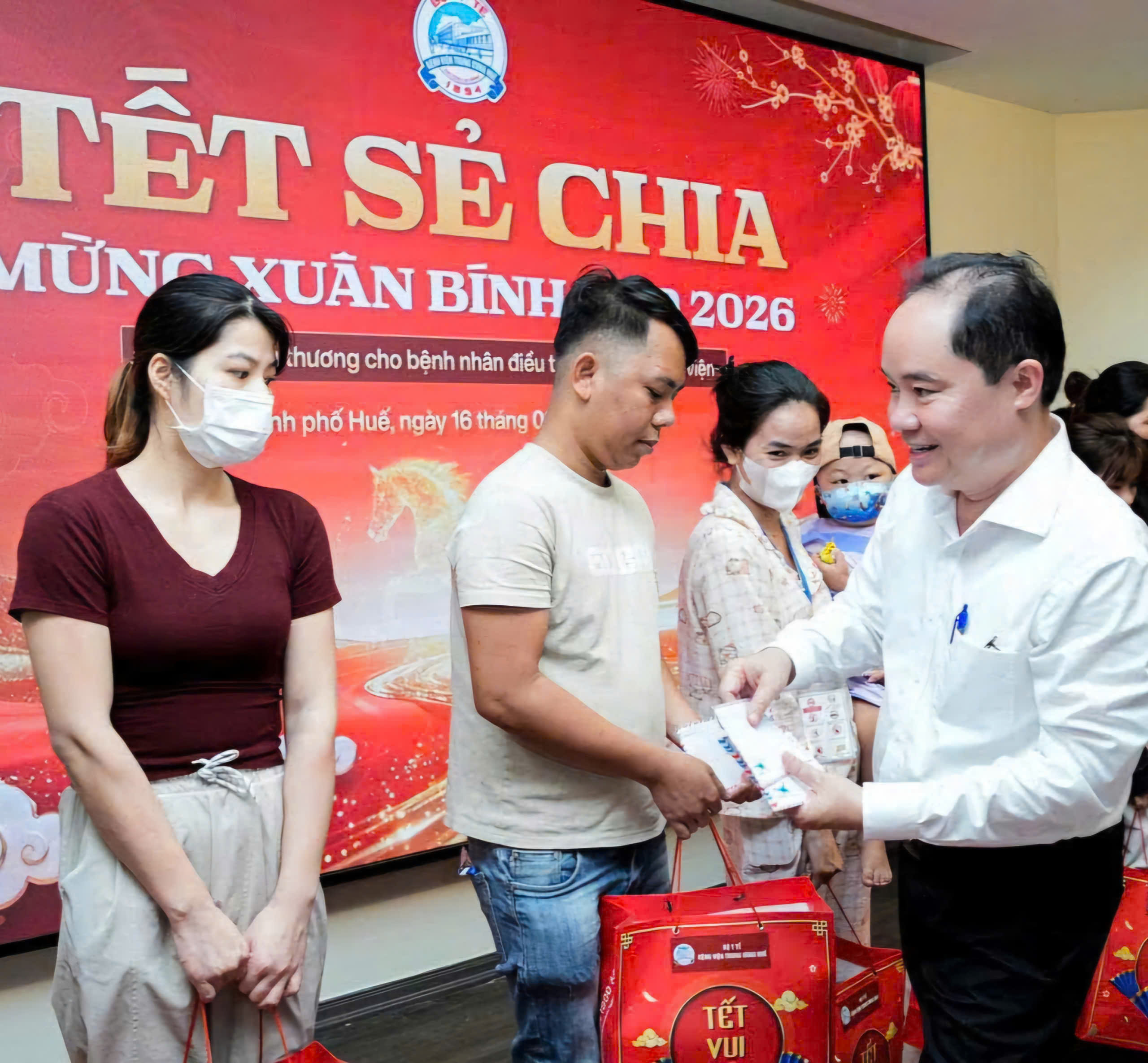 Trao quà Tết cho bệnh nhân điều trị nội trú tại Bệnh viện Trung ương Huế