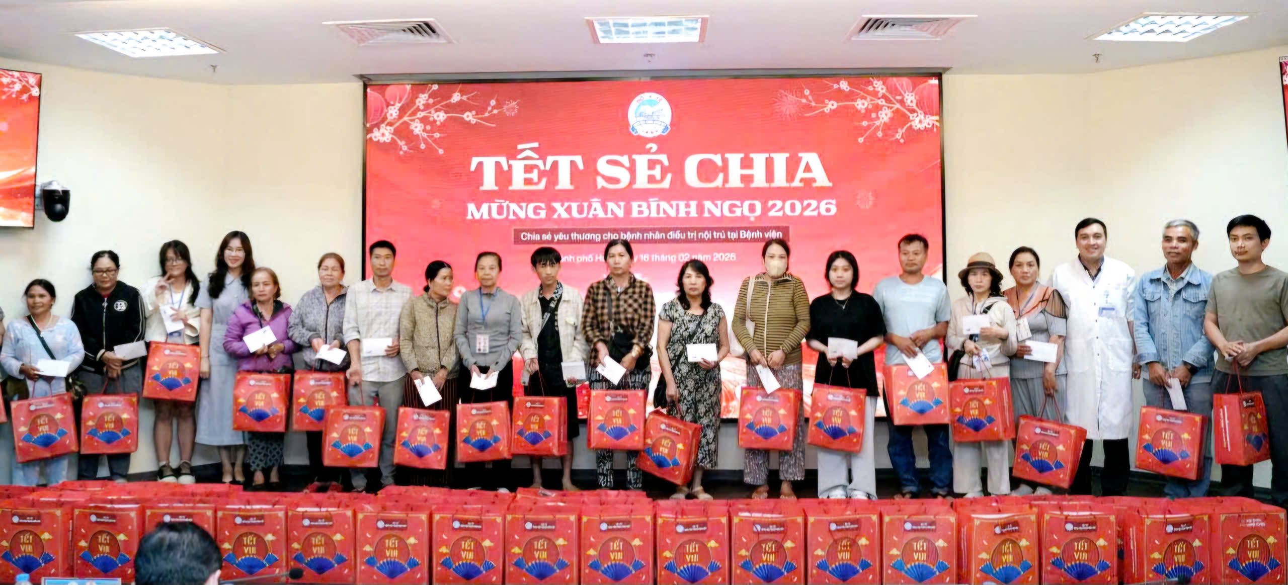 Trao quà Tết cho bệnh nhân điều trị nội trú tại Bệnh viện Trung ương Huế