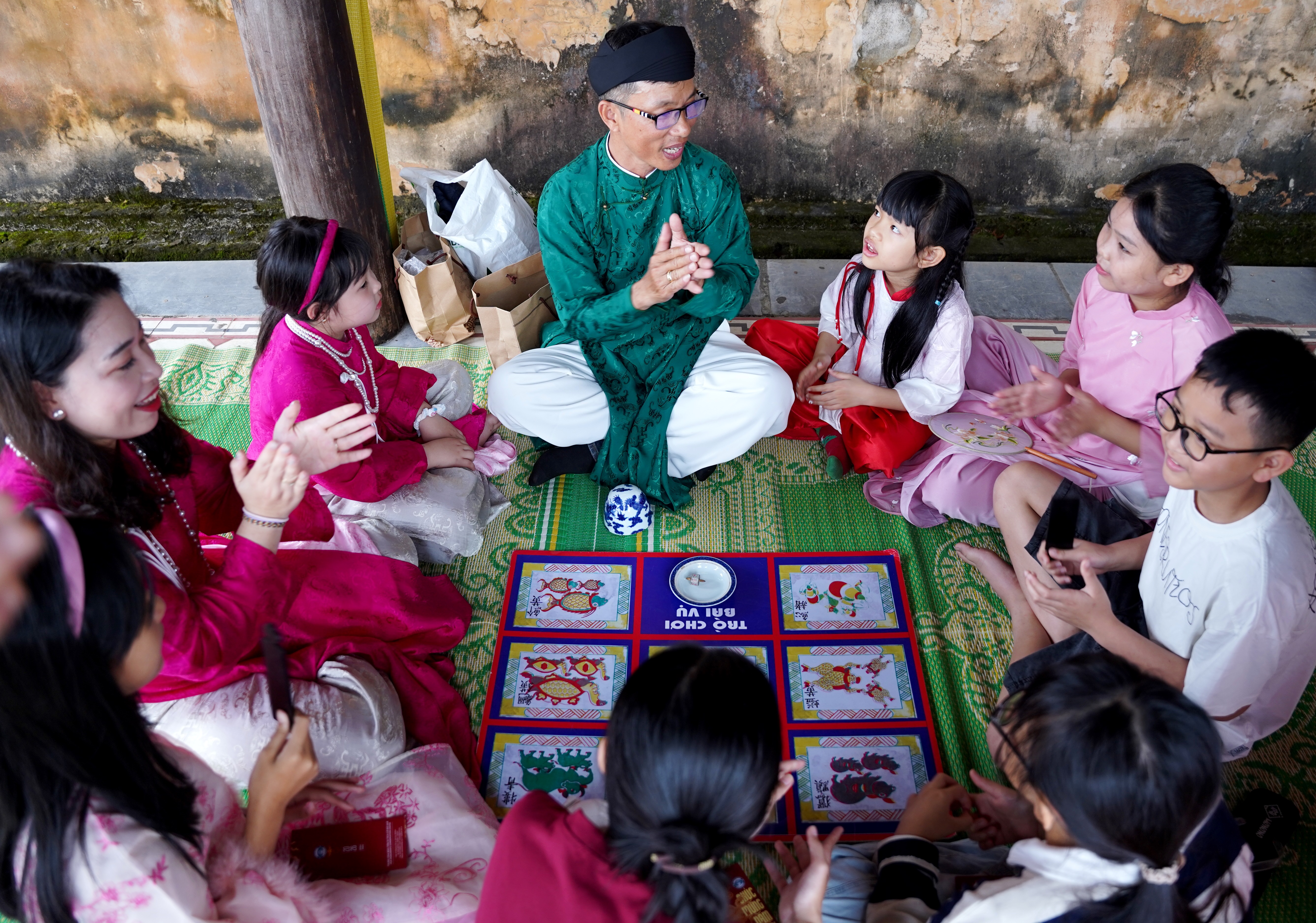 Háo hức với trò xưa, tích cũ chốn cung đình