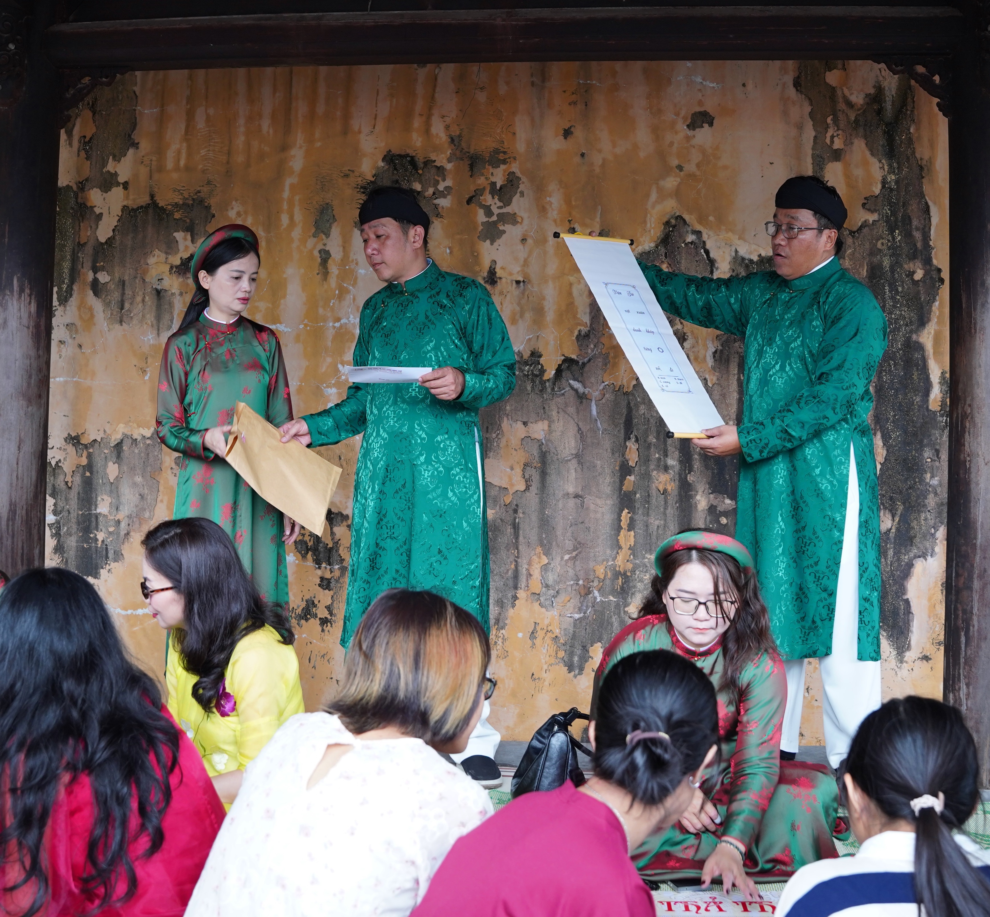 Háo hức với trò xưa, tích cũ chốn cung đình