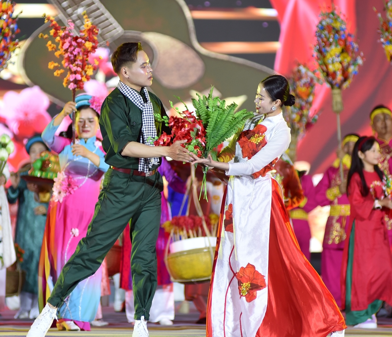 Rộn ràng xem pháo hoa, chờ đón năm mới