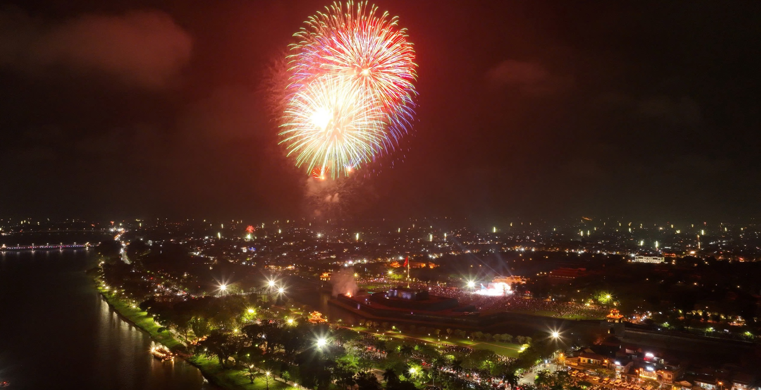 Rộn ràng xem pháo hoa, chờ đón năm mới