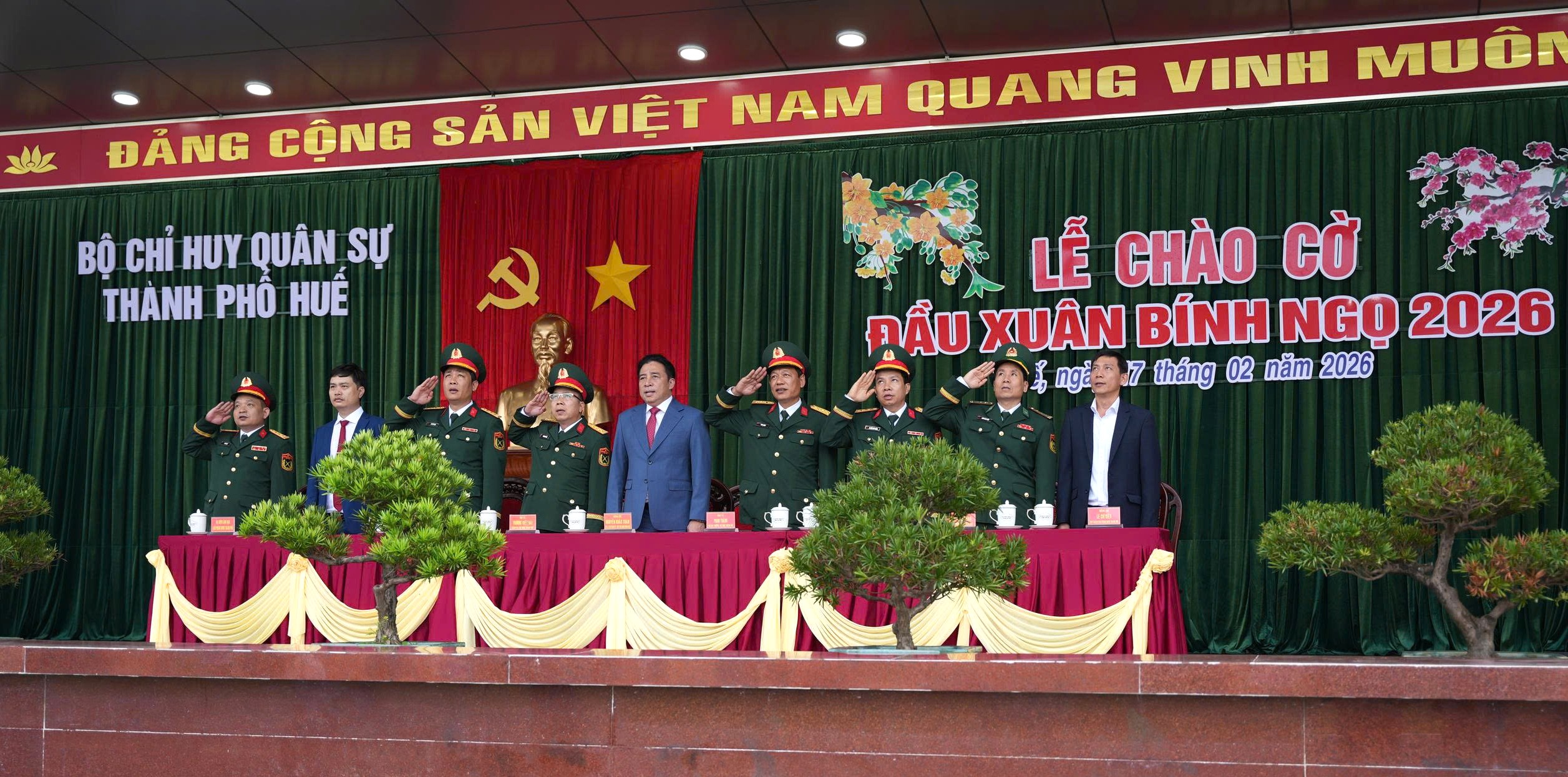 Chủ tịch UBND thành phố Nguyễn Khắc Toàn dự lễ chào cờ đầu năm mới Bính Ngọ