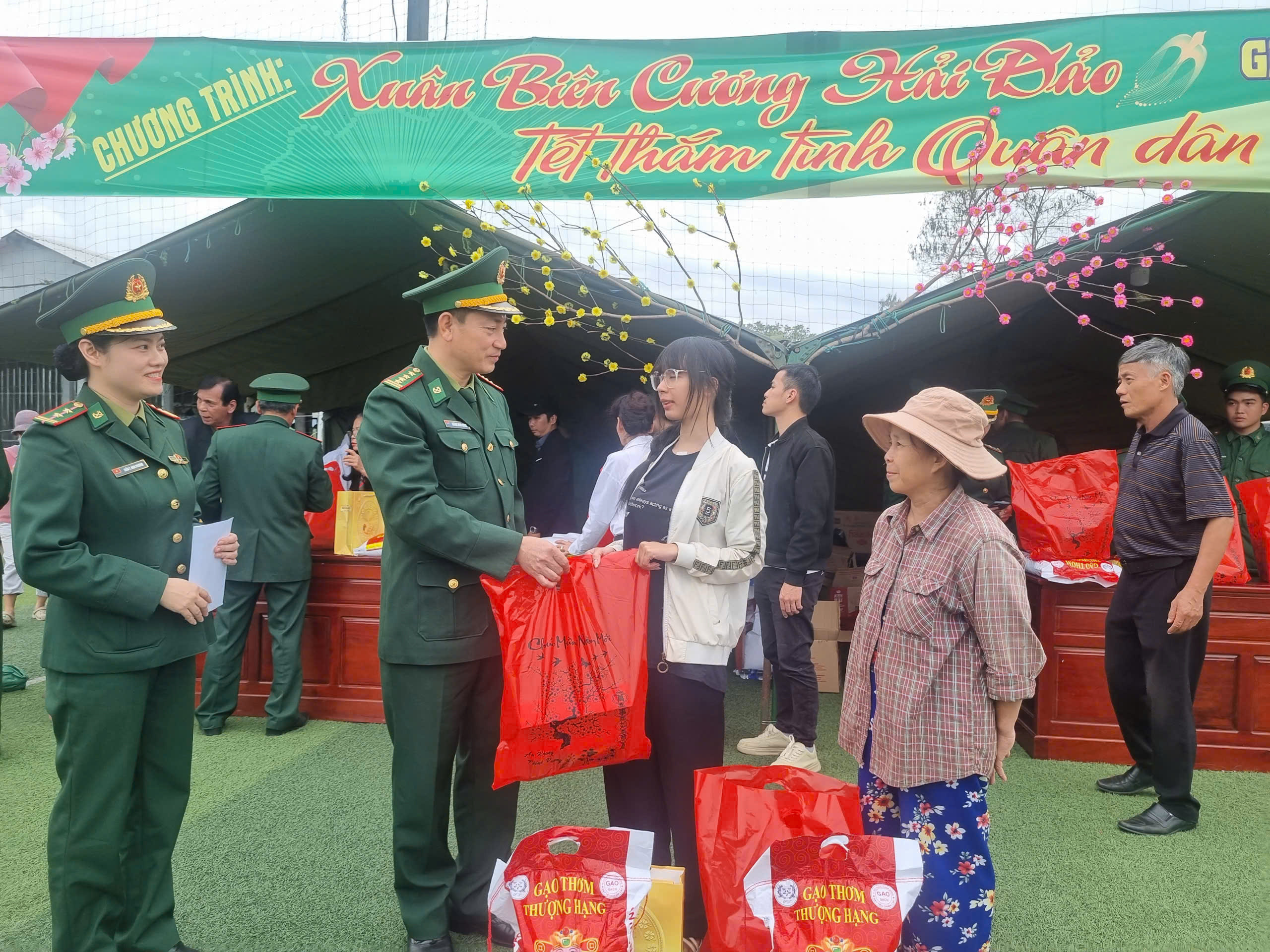 Tết về bên chân sóng