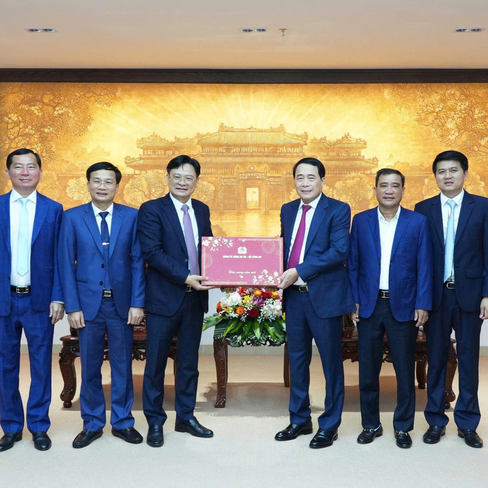 Lãnh đạo Bộ Công an chúc Tết lực lượng Công an thành phố