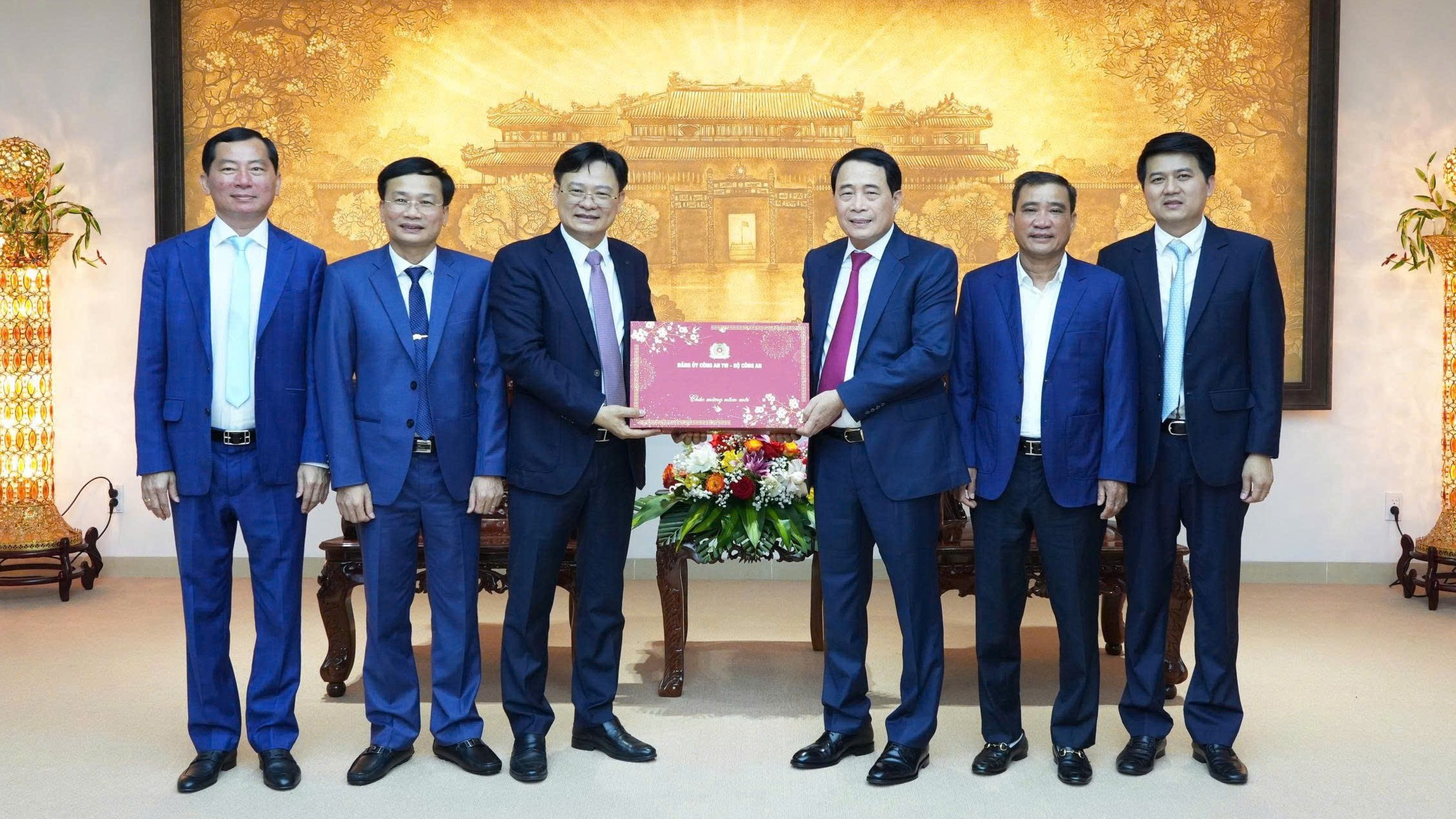 Lãnh đạo Bộ Công an chúc Tết lực lượng Công an thành phố