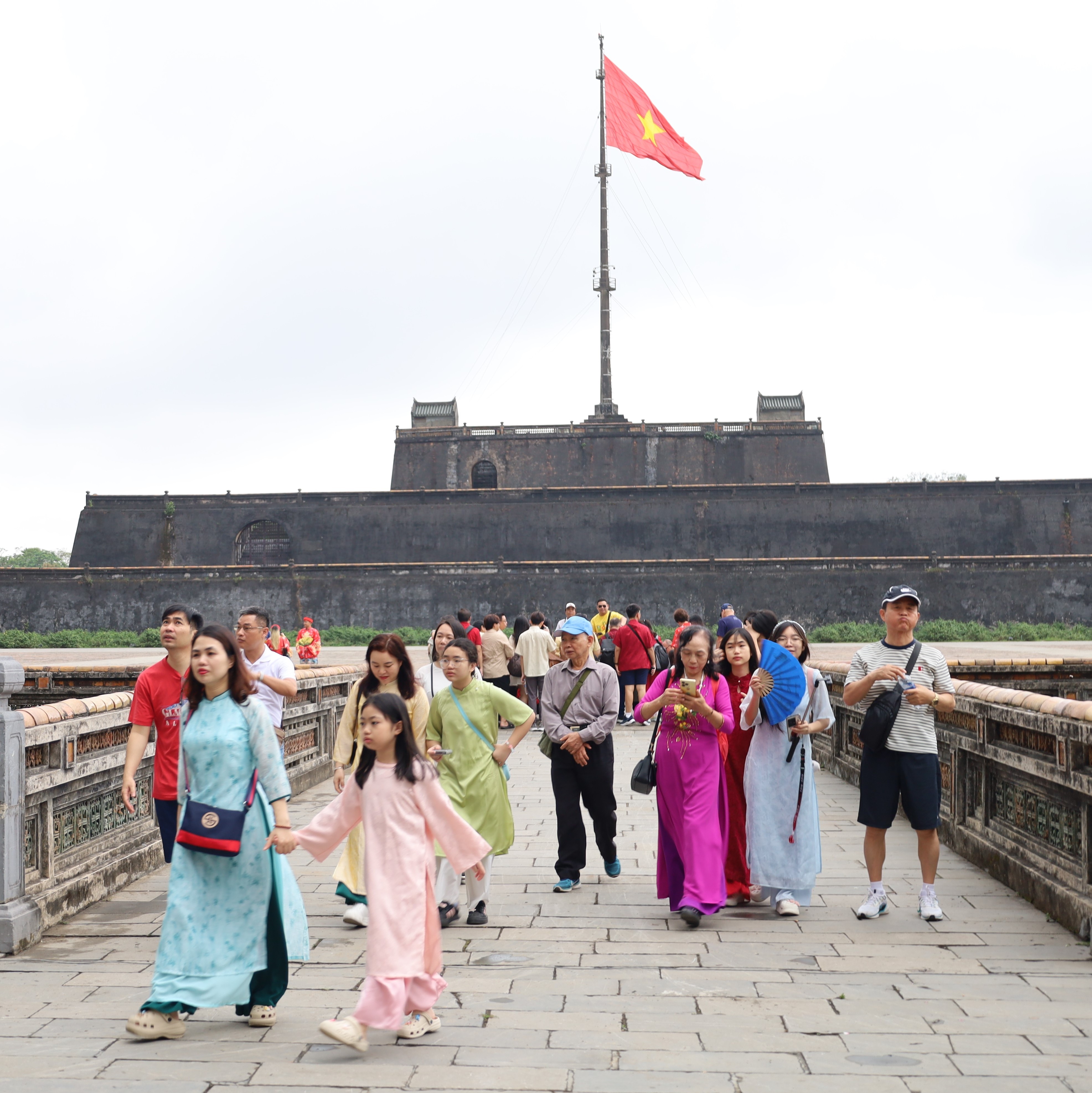 Khách thập phương về Huế du xuân