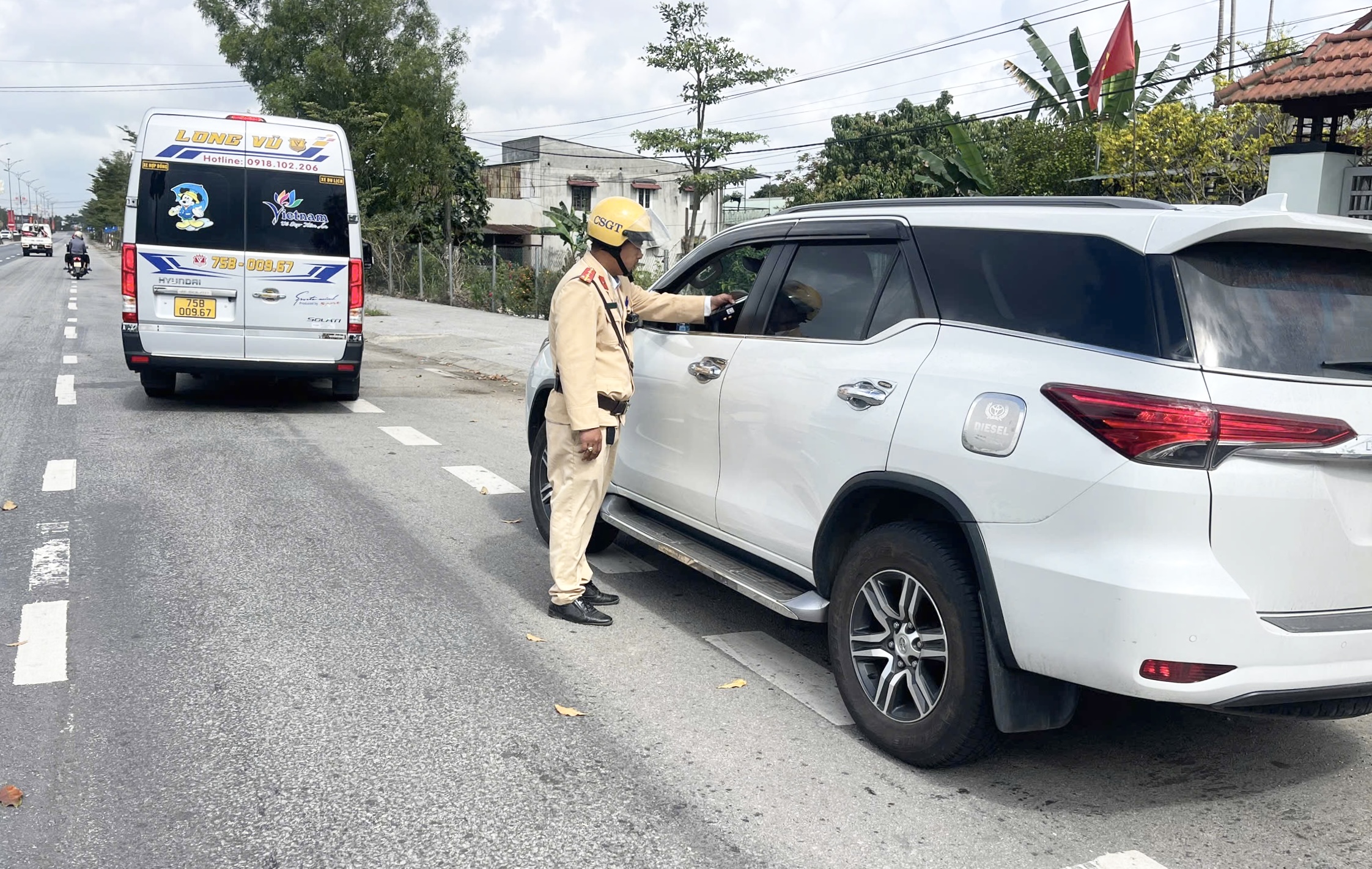 Không để vi phạm giao thông “nóng” trên các tuyến liên thôn, xã