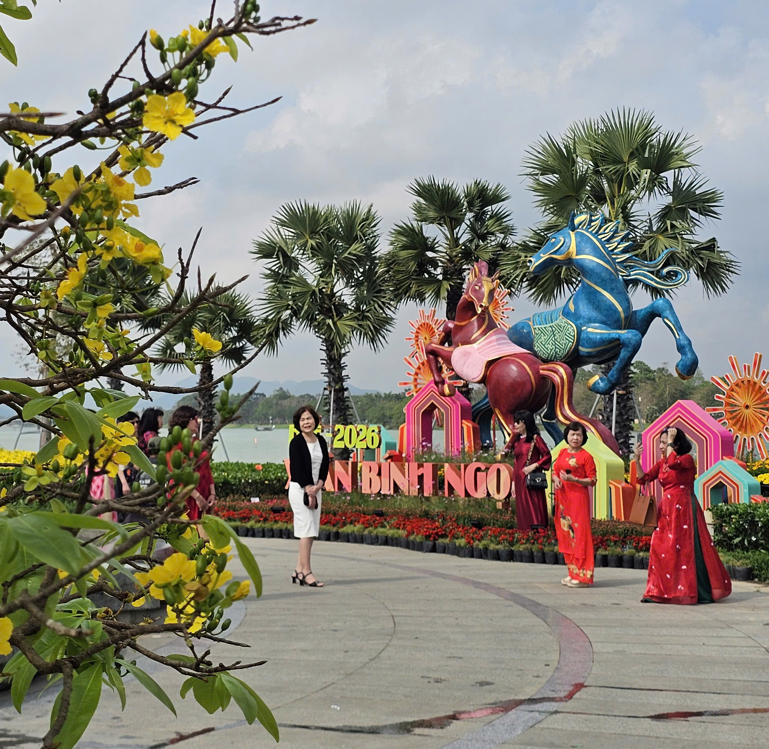 Hàng chục ngàn lượt khách trải nghiệm Hội Xuân Huế Bính Ngọ 2026