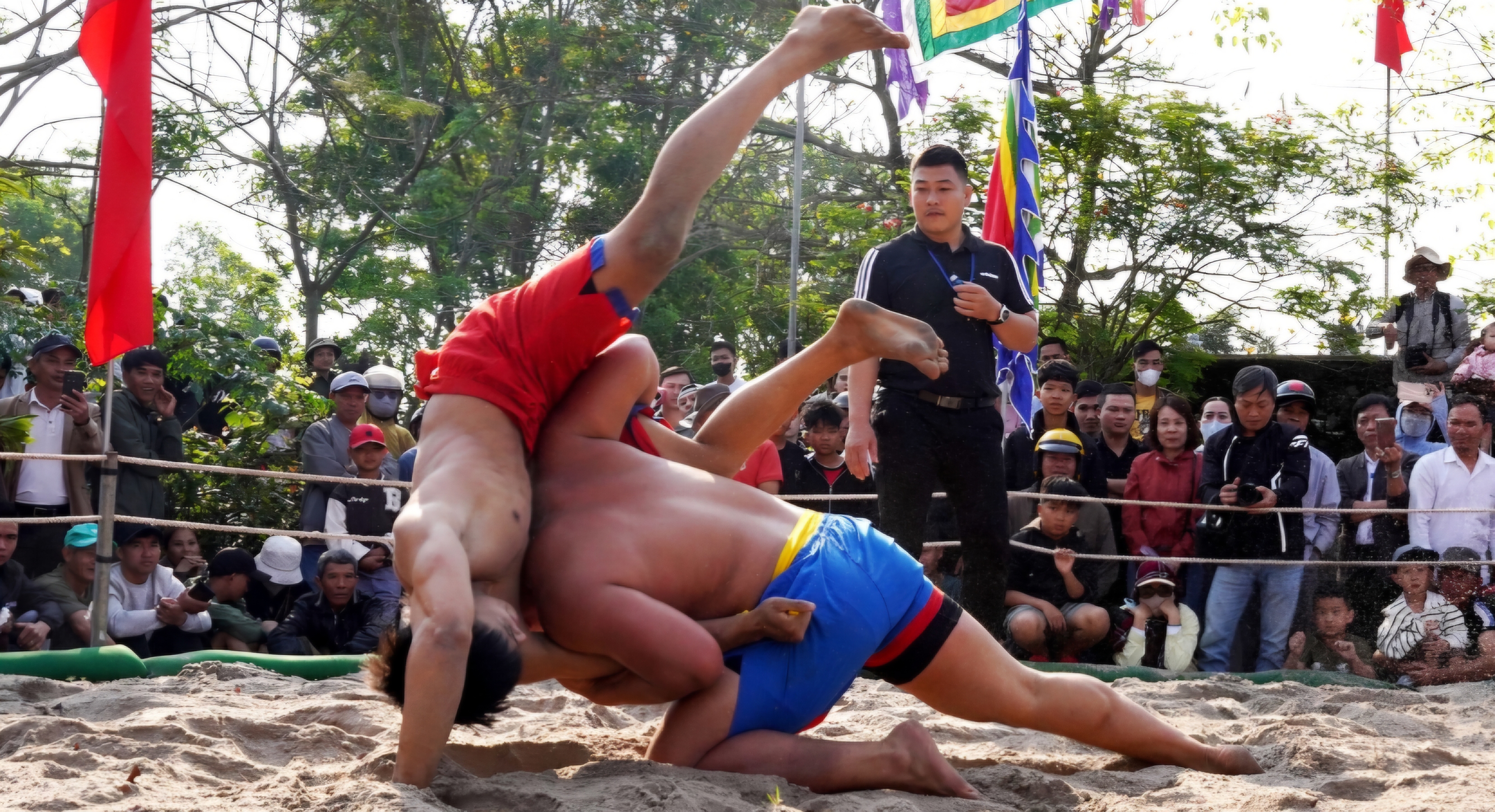 Thưởng lãm những đòn thế đẹp mắt tại hội vật làng Thủ Lễ